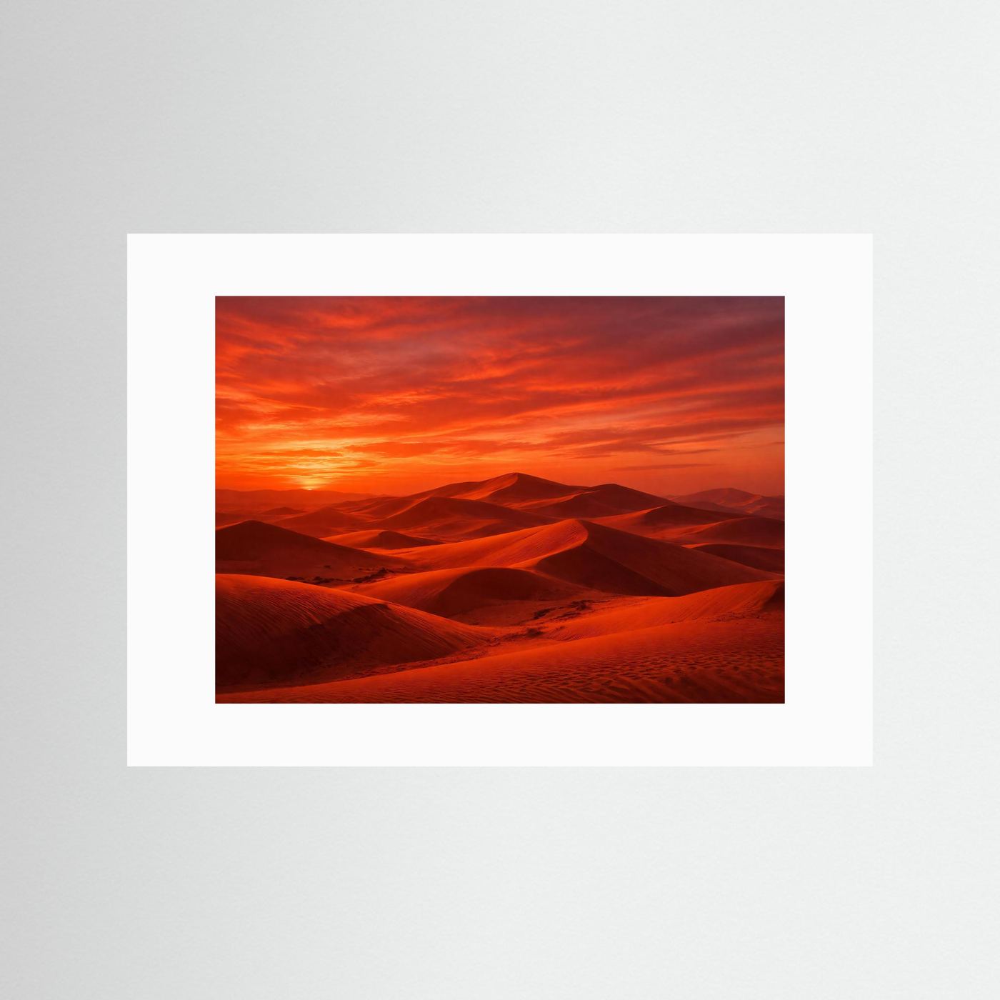 Querformatiges Naturposter mit feurigem Wüsten-Sonnenuntergang über Dünen, mit weißem Rand.