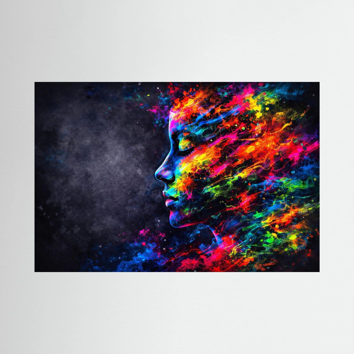 Abstraktes Wandbild mit Frauenprofil in leuchtenden Farben vor dunklem Hintergrund, Querformat.