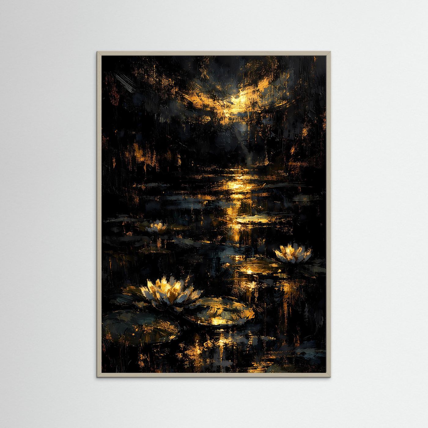 Abstraktes Seerosenteich-Poster im grauen Holzrahmen, dunkle Wasserfläche mit goldenen Lichtern