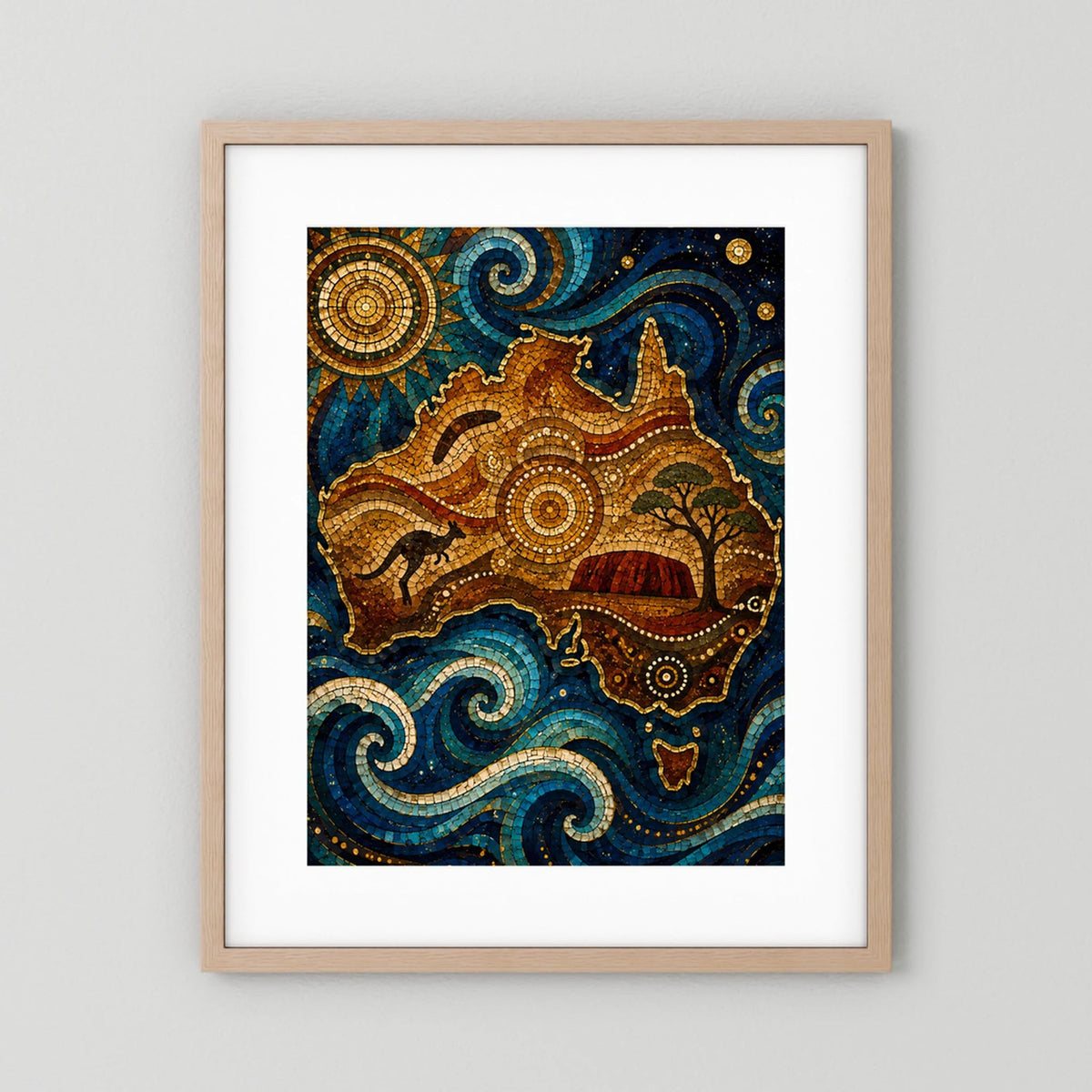 Poster im hellen Holzrahmen mit Mosaik-Landschaft, Känguru, blauen Wellen und goldener Sonne