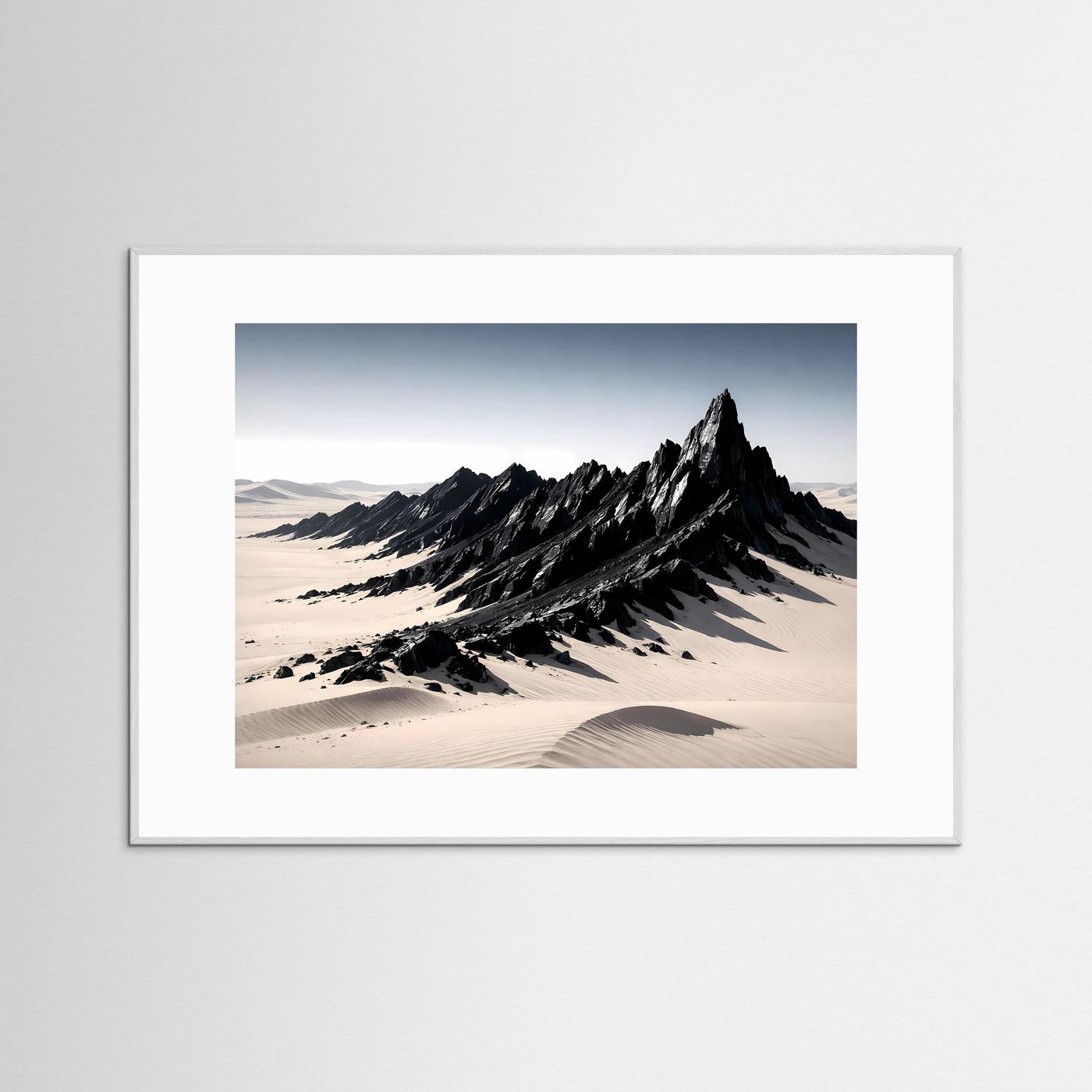 Poster im Querformat mit Sanddünen und Felsbergen, grauer Rahmen, weißer Rand