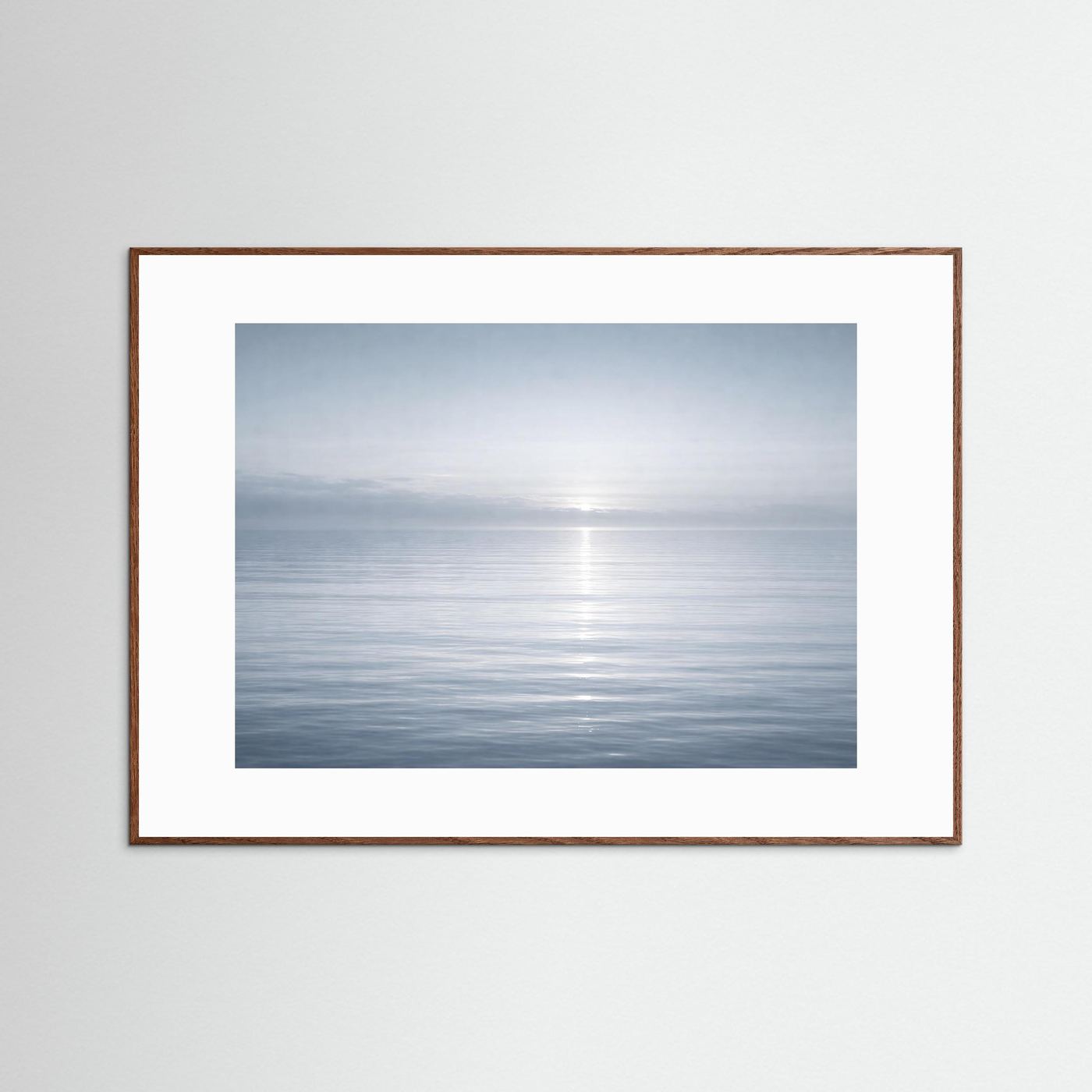 Querformatiges Meer-Horizont-Poster mit Nebel, dunkle Eichenholzrahmung