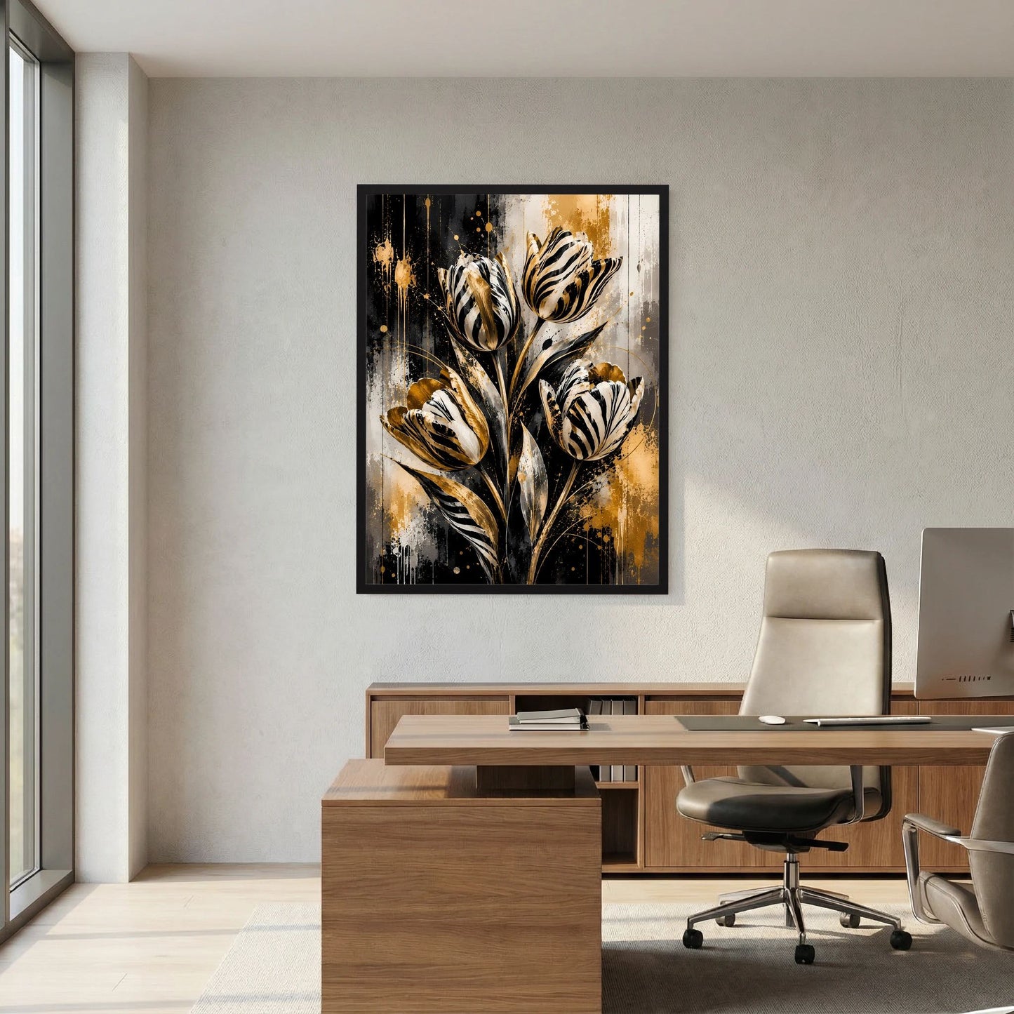 Hochformatiges Poster mit abstrakten Tulpen, Schwarz, Weiß und Gold im schwarzen Rahmen