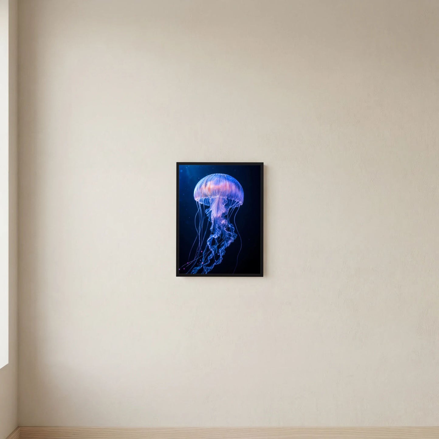 Kleines Wandposter mit leuchtender Qualle in Blau-Violett, schwarzer Rahmen