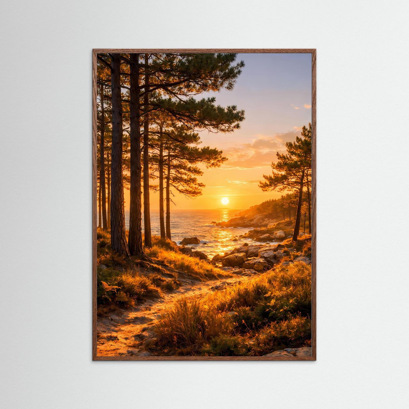 Küstenposter im Hochformat mit Pinienallee am Strand, Sonnenuntergang, im braunen Holzrahmen.