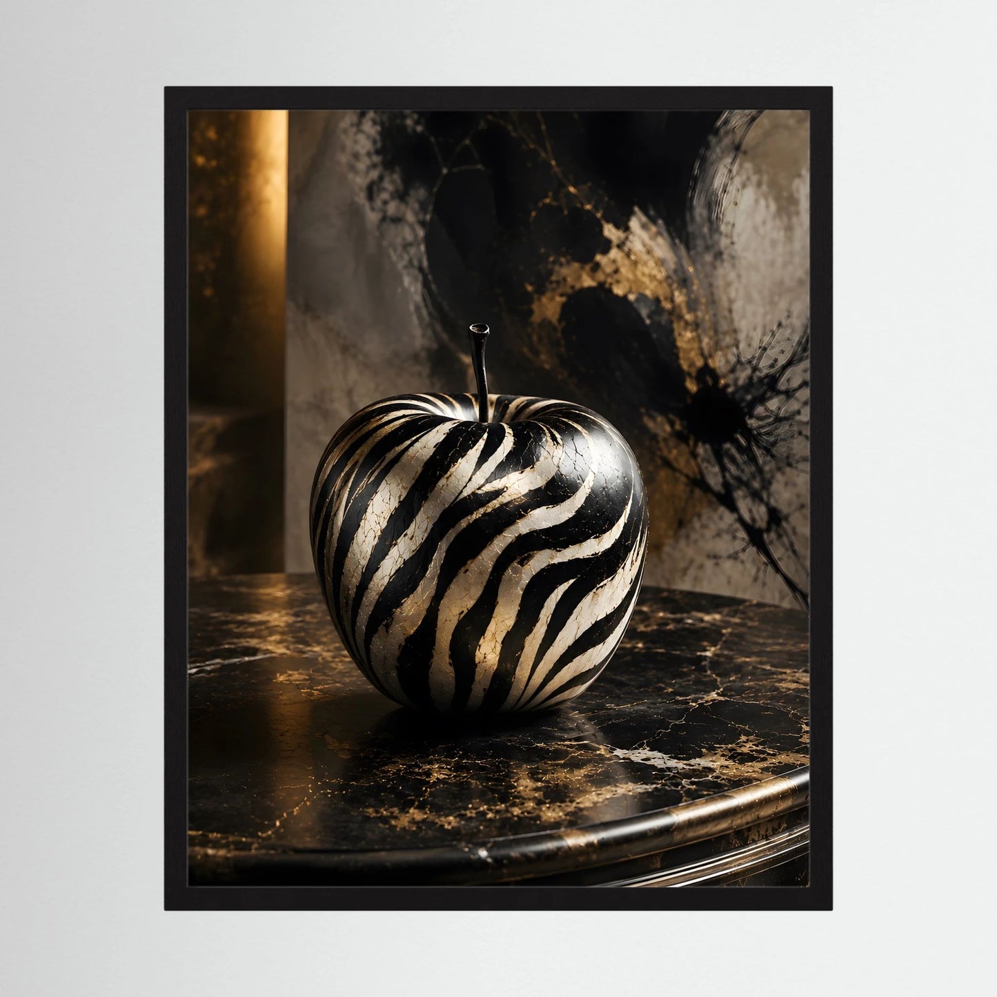 Kunstposter im Hochformat mit schwarzem Rahmen: Zebra-Apfel Schwarz-Weiß, goldene Akzente