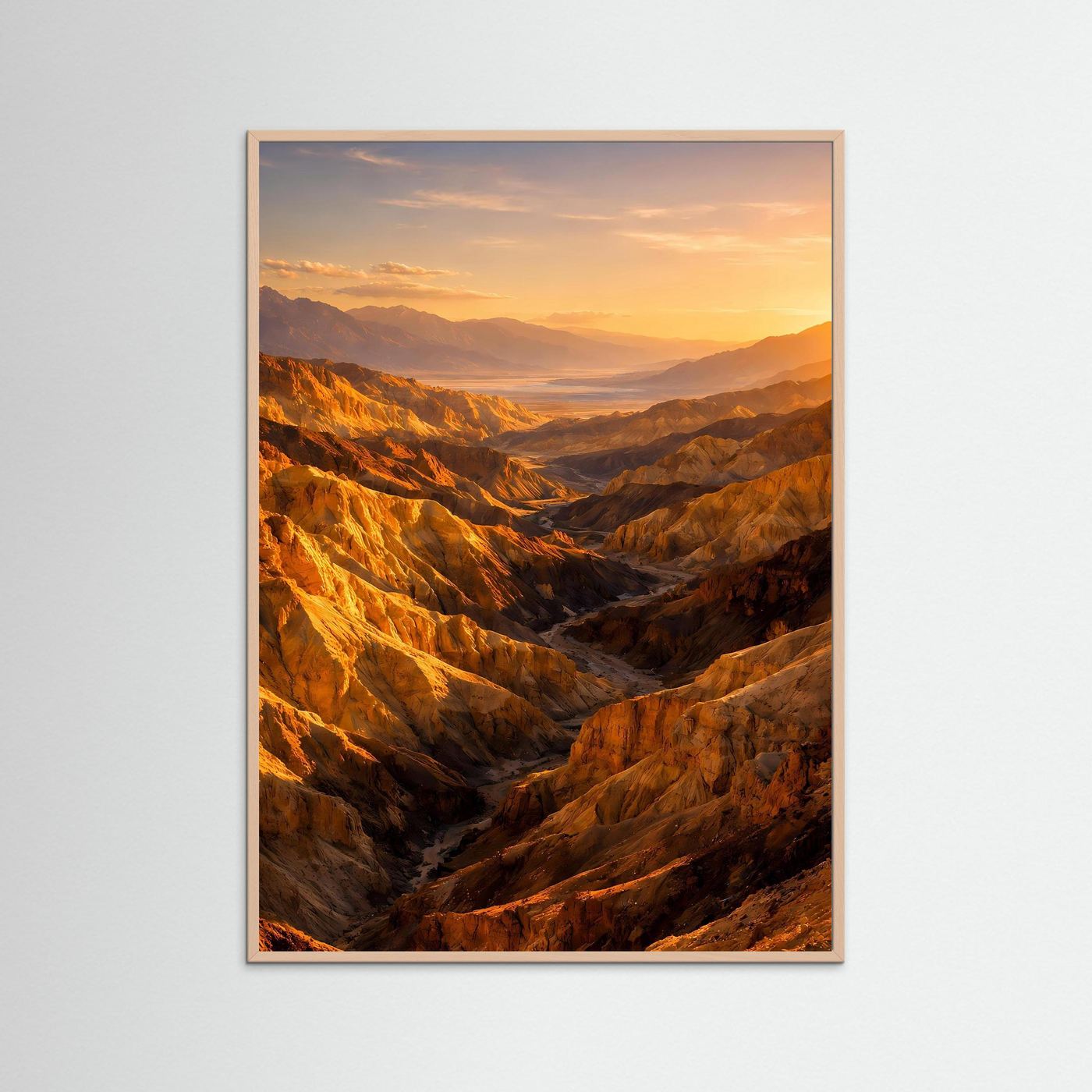 Hochformatiges Canyon-Poster im rosafarbenen Holzrahmen, warmes Gold- und Ockerlicht.
