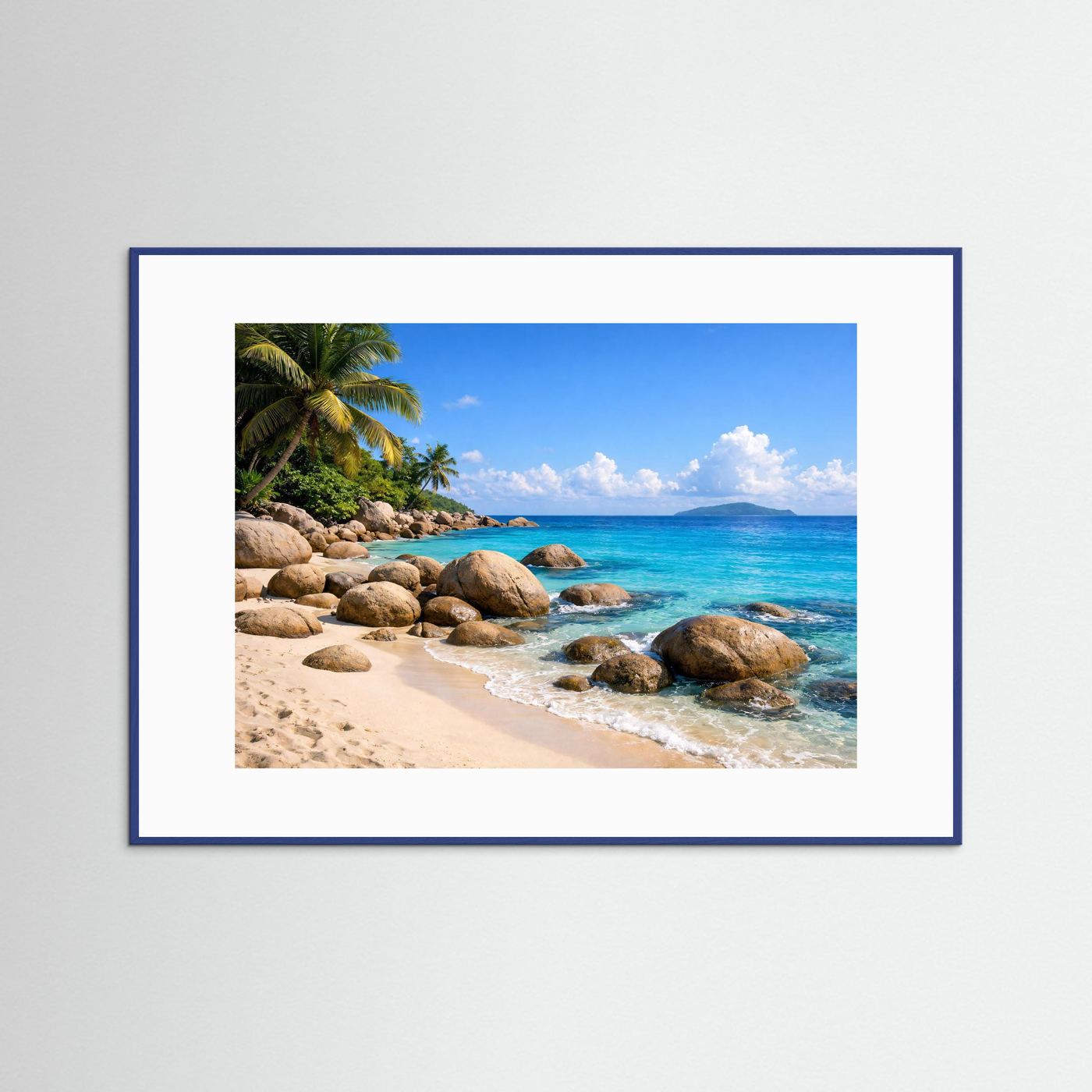 Wandposter mit tropischem Strand und Granitfelsen, blauer Holzrahmen.