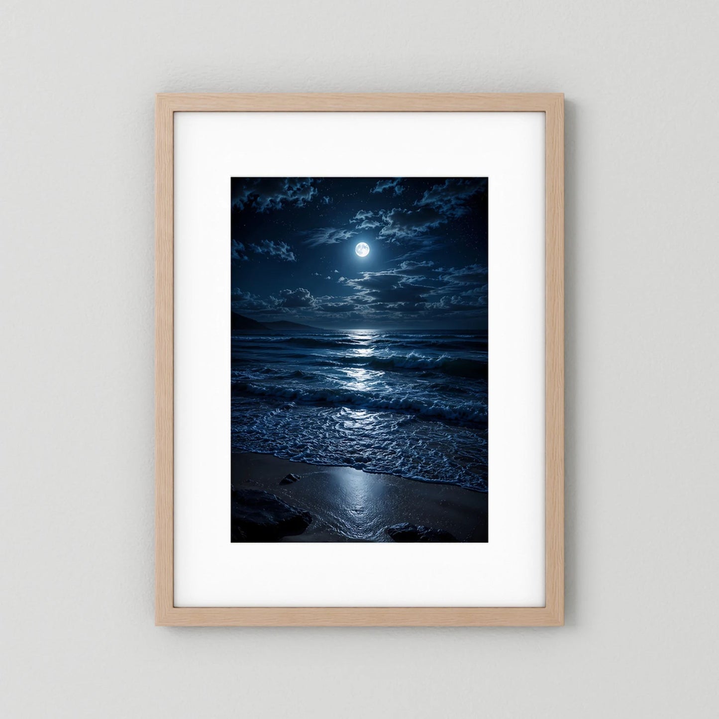 Hochkant-Poster mit Mondnacht am Meer, im hellem Holzrahmen mit weißem Rand