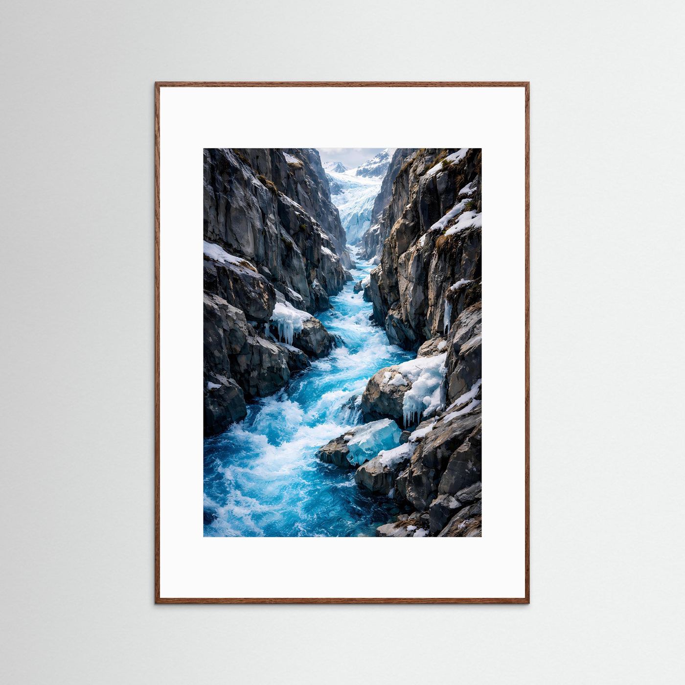 Skandinavisches Gebirgs-Poster mit Gletscherschlucht, braunem Holzrahmen