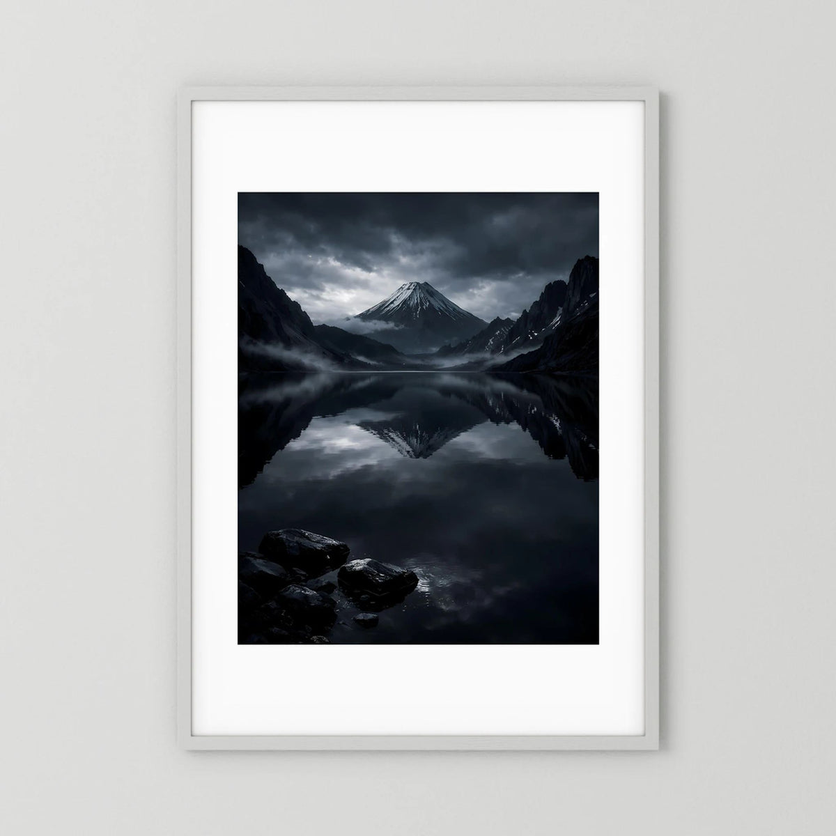 Wandbild mit Bergsee und Vulkankegel im Spiegelbild, weißer Rahmen