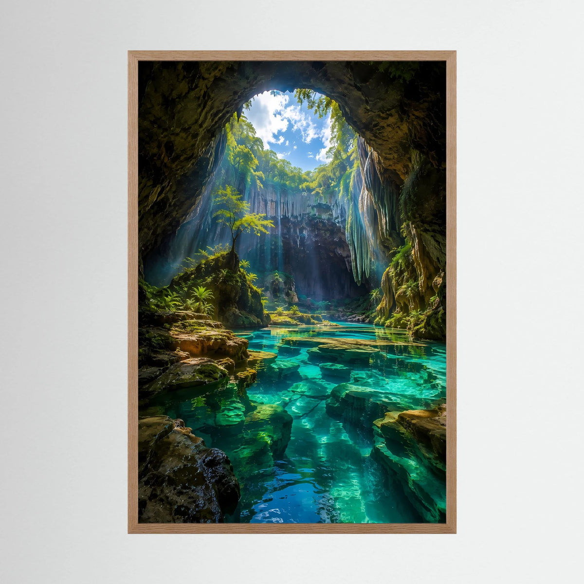 Verborgene Höhle mit türkisblauem Wasser | Mystische Natur-Oase im Sonnenlicht | Poster Hochformat