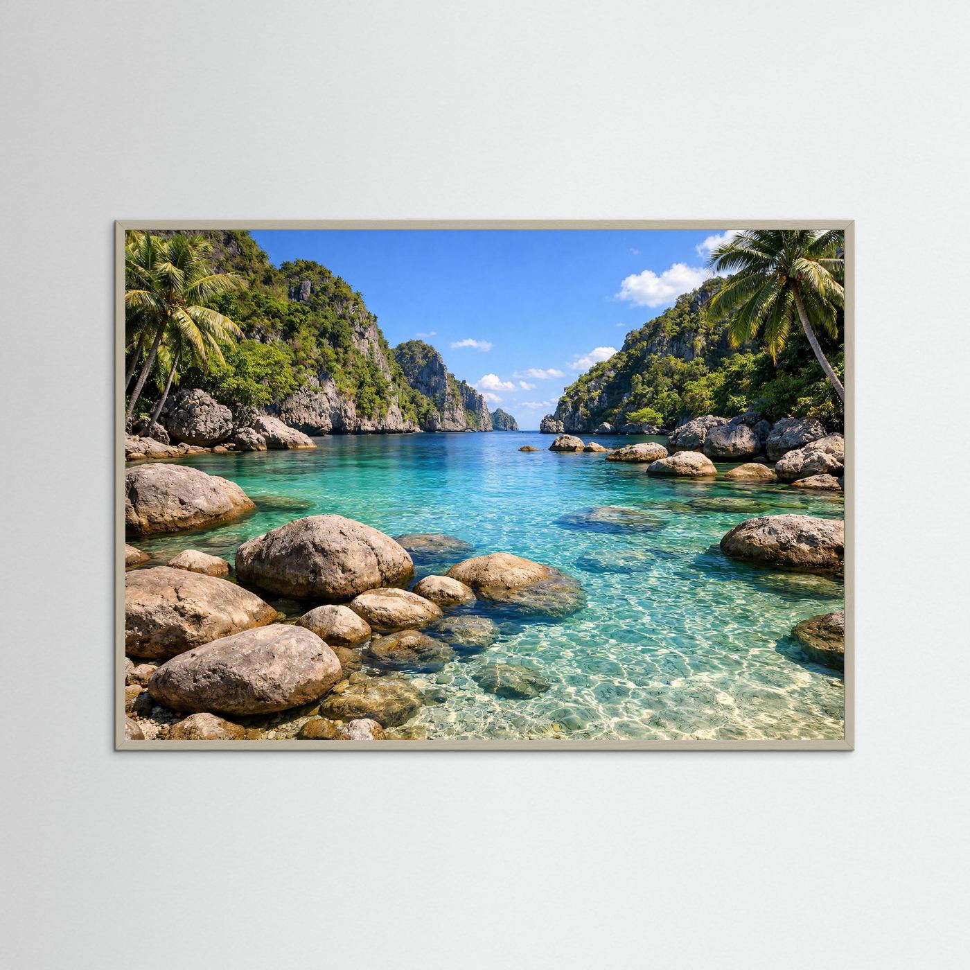 Naturmeer-Poster im Querformat mit türkisfarbenem Wasser, Felsen und Palmen, grau-rahmen