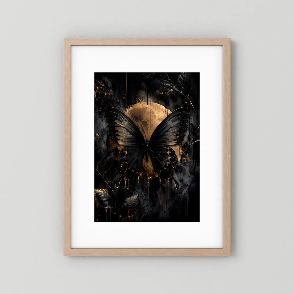 Hochformat-Poster im hellem Holzrahmen mit schwarzem Schmetterling und goldener Sonne