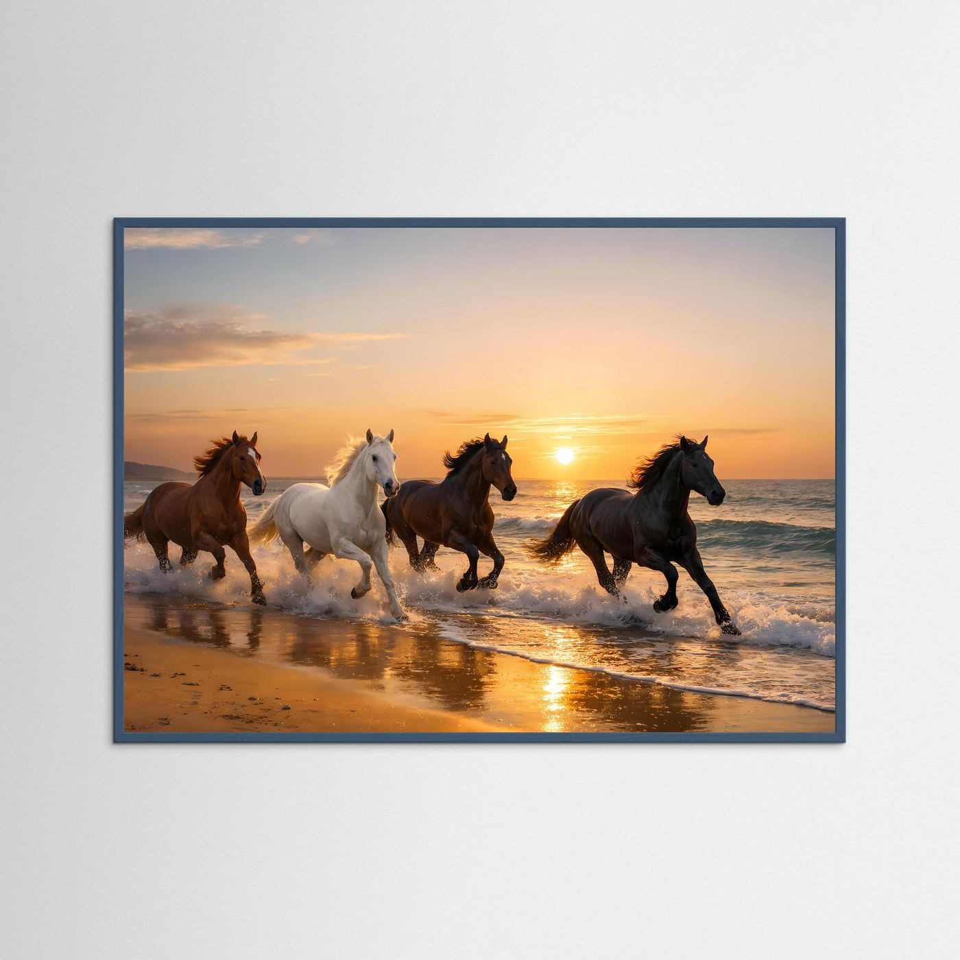 Querformat-Poster mit vier Wildpferden am Strand im Sonnenuntergang, grauer Rahmen