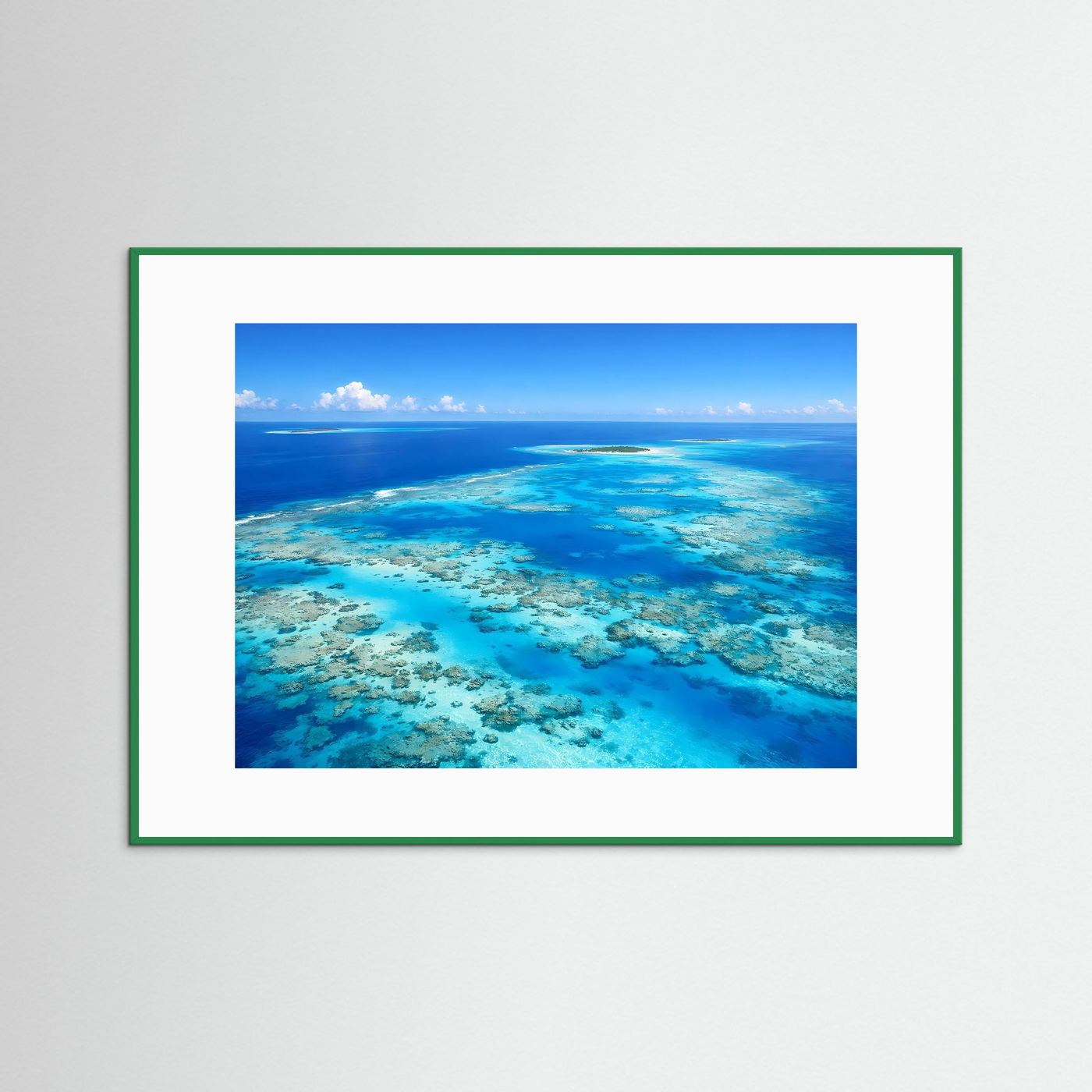 Wandbild mit Korallenriff und türkisblauem Meer, grüner Außenrahmen und weißer Rand