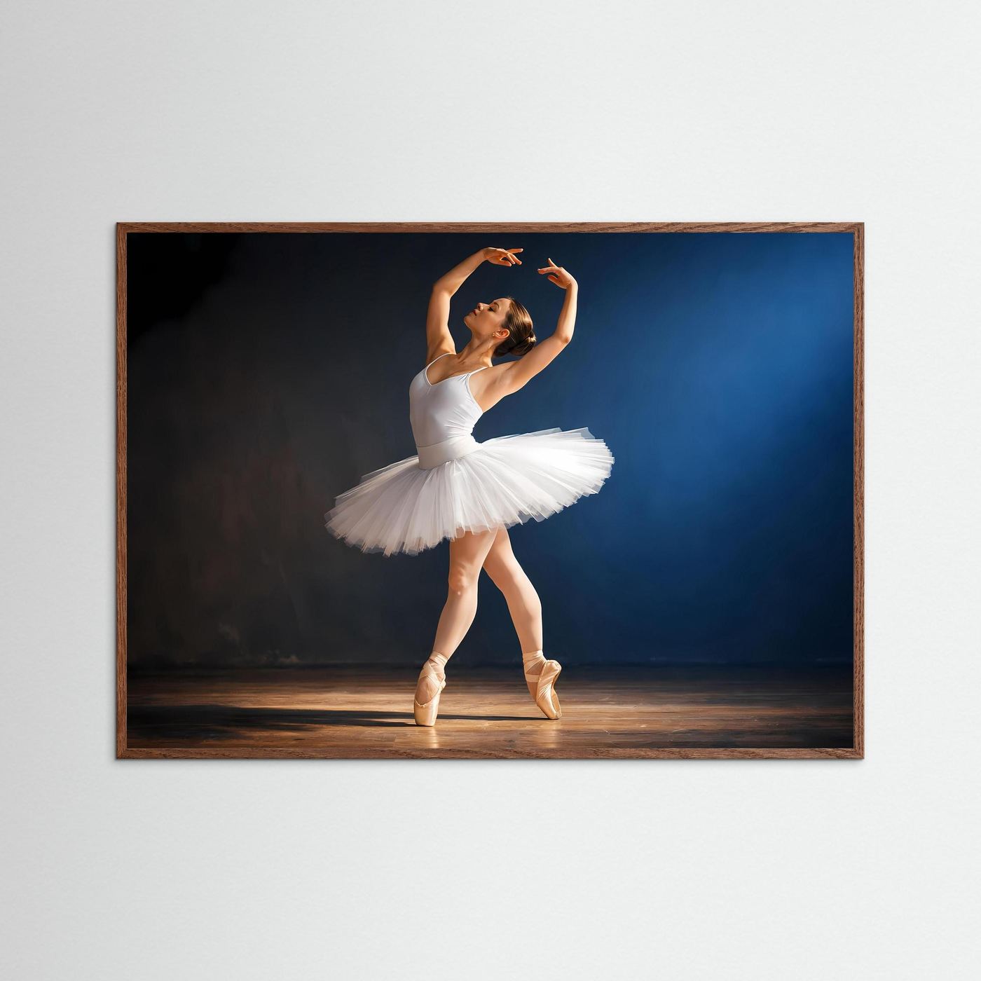 Ballerina-Poster im dunkelbraunen Holzrahmen: Tänzerin im weißen Tutu, auf Zehenspitzen
