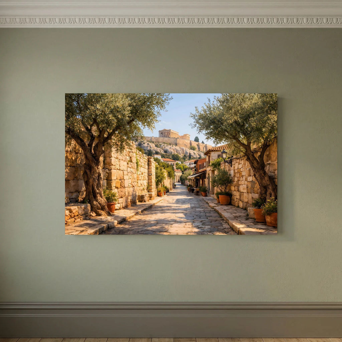 Wandbild im Querformat mit Gassenmotiv, Steinmauern, Olivenbäume und Akropolis