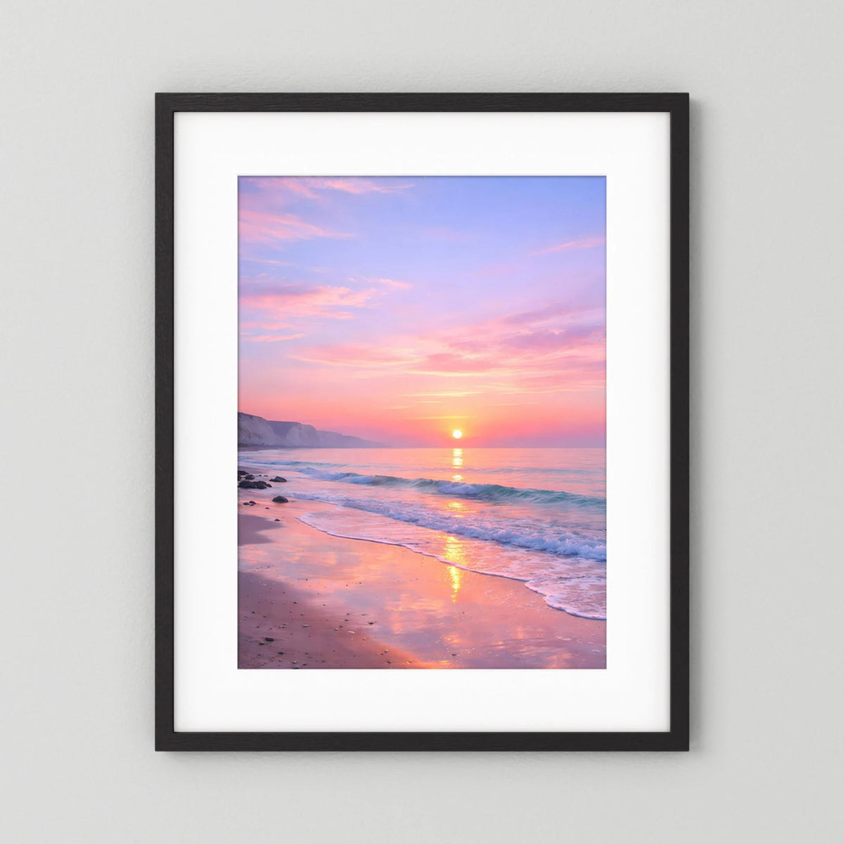 Wandbild mit schwarzem Rahmen und weißem Passepartout: Sonnenaufgang am Meer, Hochformat