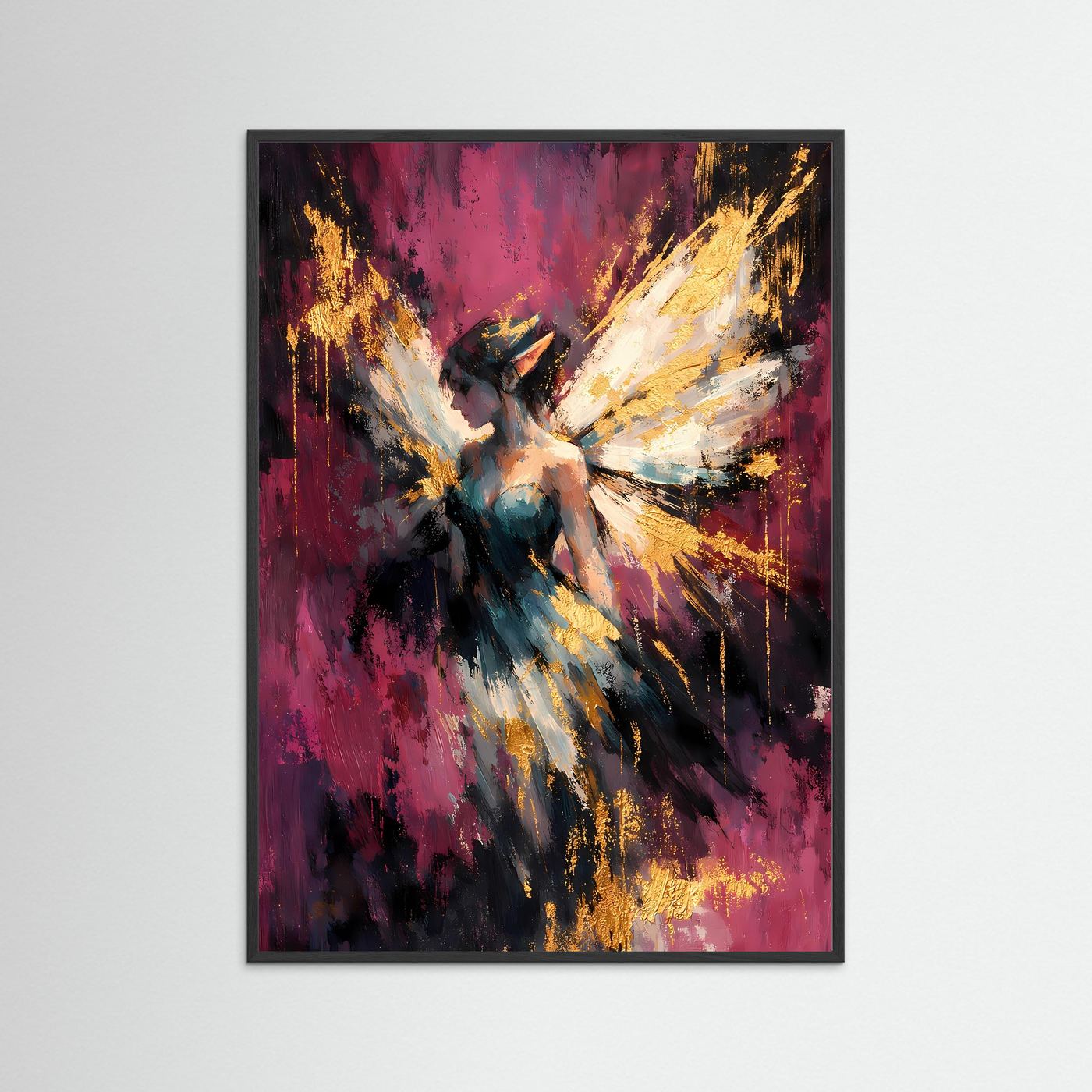 Fantasy-Poster im Hochformat mit Fee in Blaugrün, Flügeln in Gold, im schwarzen Rahmen