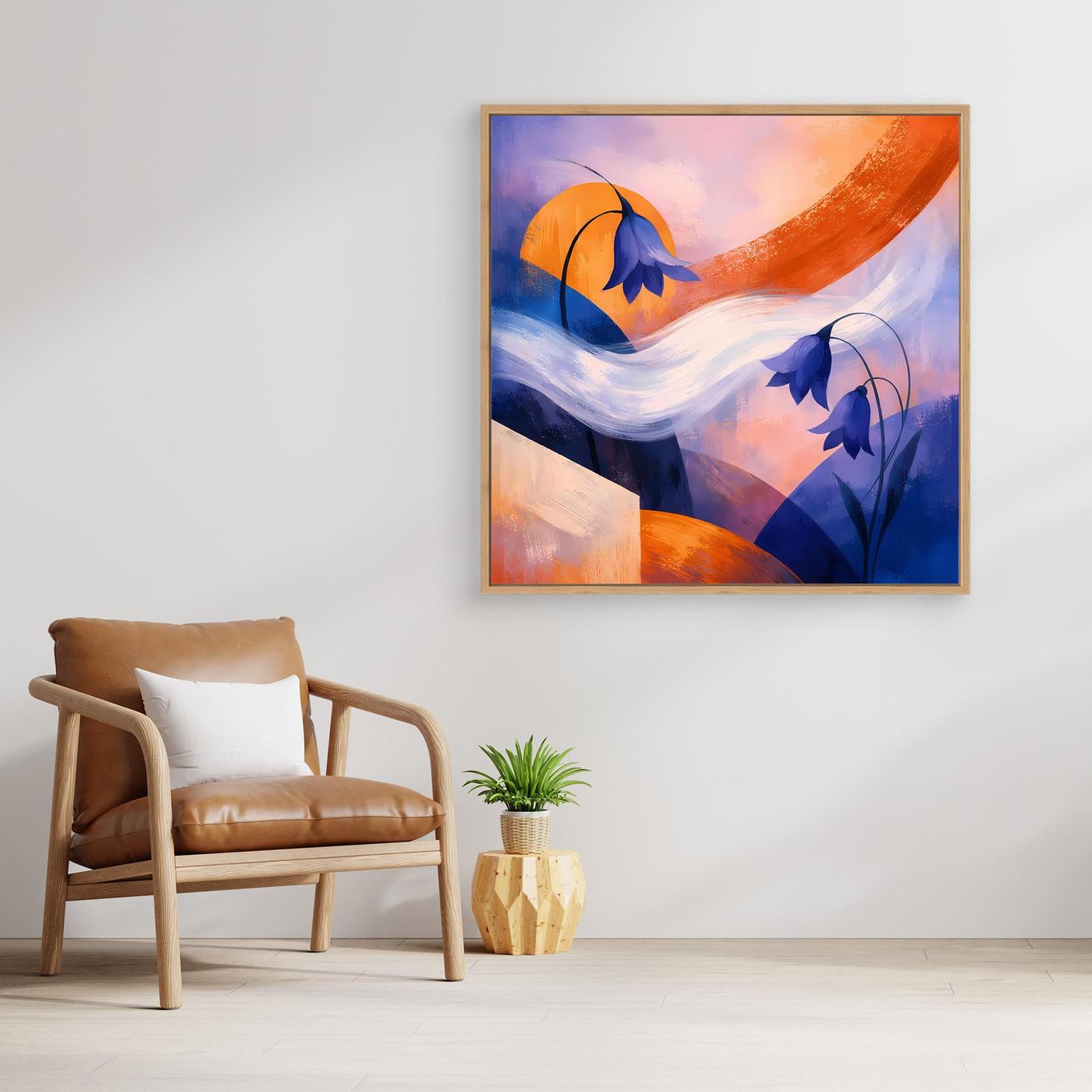 Quadratisches Leinwandbild mit blauem Blütenmotiv, orangefarbenen Akzenten und lila Wolkenformen