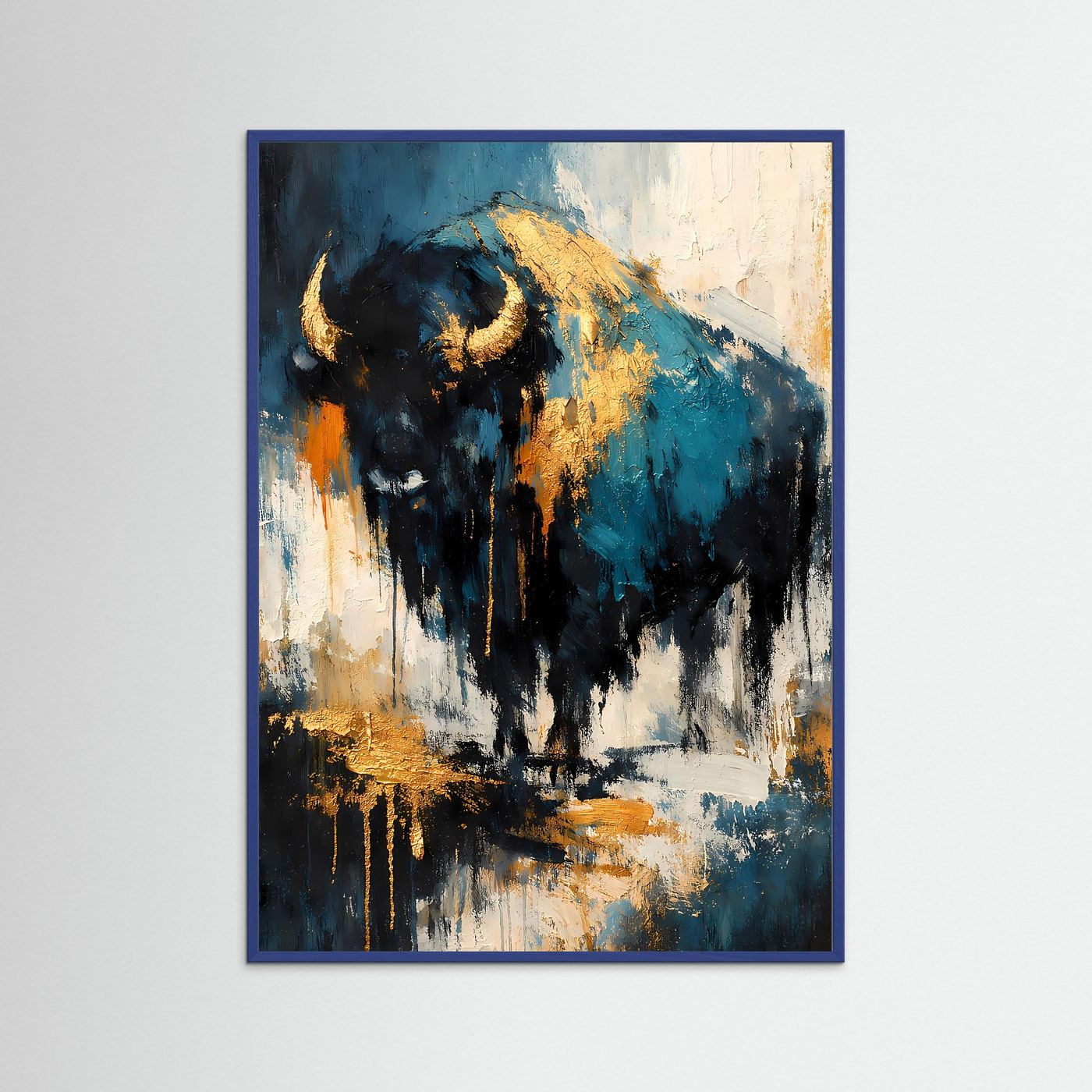 Kunstposter mit abstraktem Bisonporträt in Dunkelblau, Schwarz und Gold im blauen Rahmen