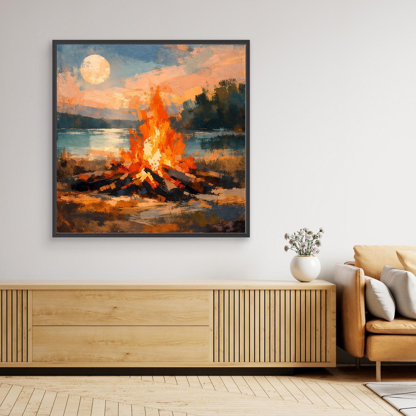 Gerahmtes Leinwandbild mit Lagerfeuer am See, Mondsichel und orangefarbenen Flammen, schwarzer Rahmen