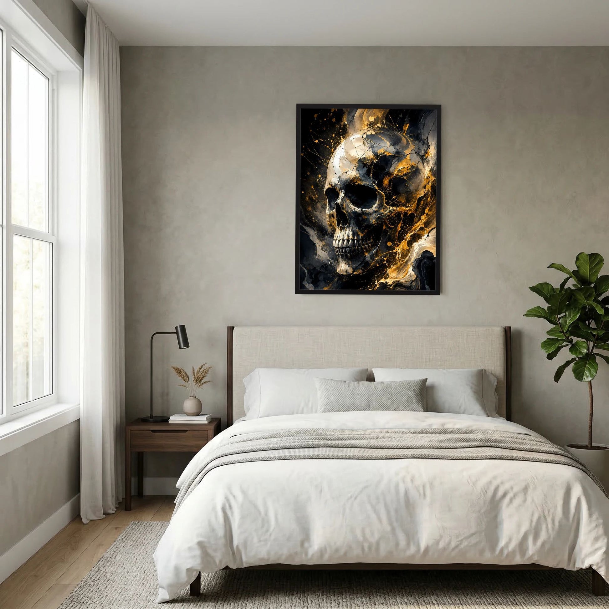 Hochformatposter mit weißem Totenkopf und Gold-Flammen, im schwarzen Rahmen