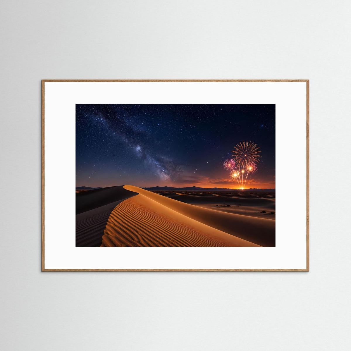 Gerahmtes Poster im Querformat mit Wüstendünen bei Nacht, Sternenhimmel und Feuerwerk