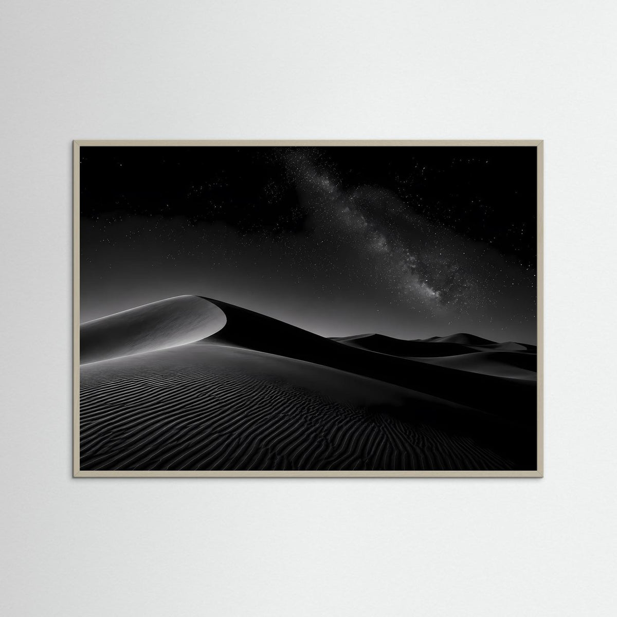 Querformat-Poster mit grauem Rahmen: Sanddünen bei Nacht mit Milchstraße
