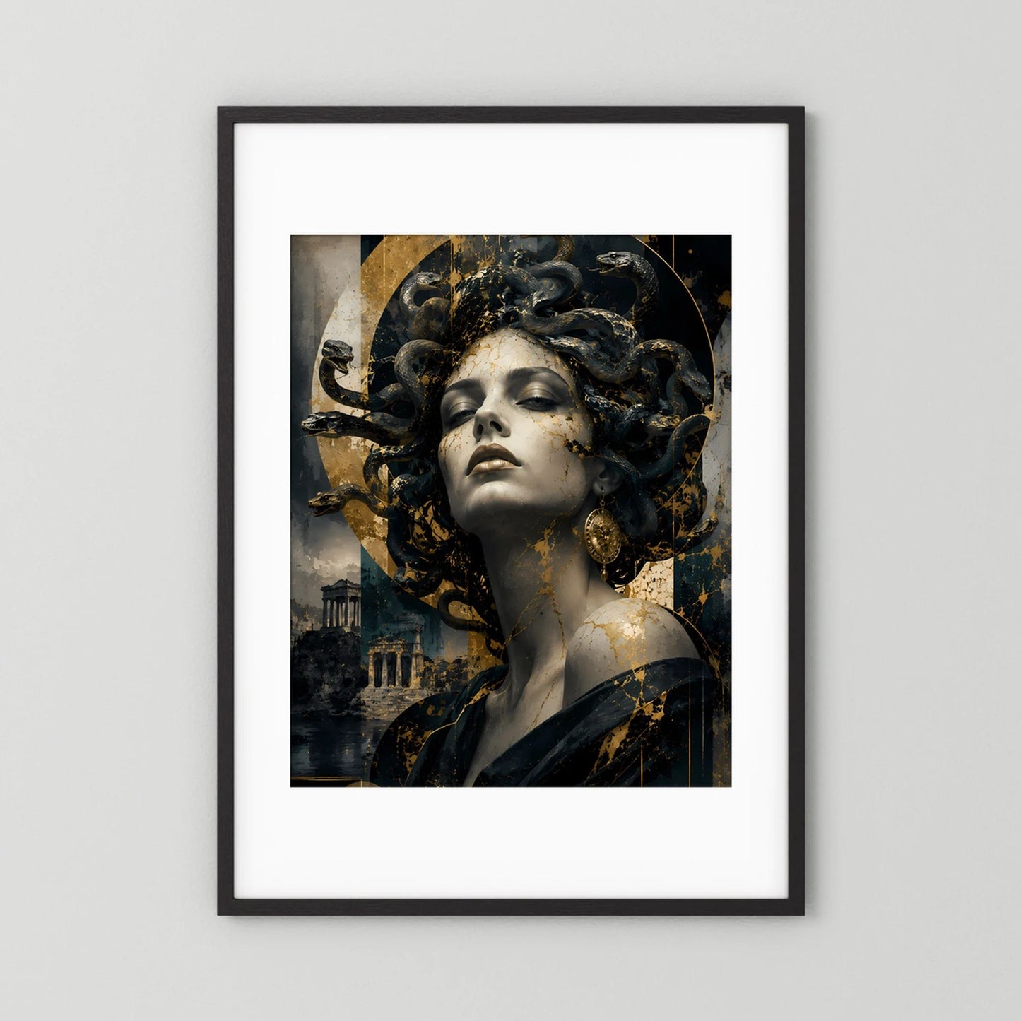 Hochformat-Poster mit Frau im Schwarz-Gold-Design, Schlangenhaar, schwarzer Bilderrahmen