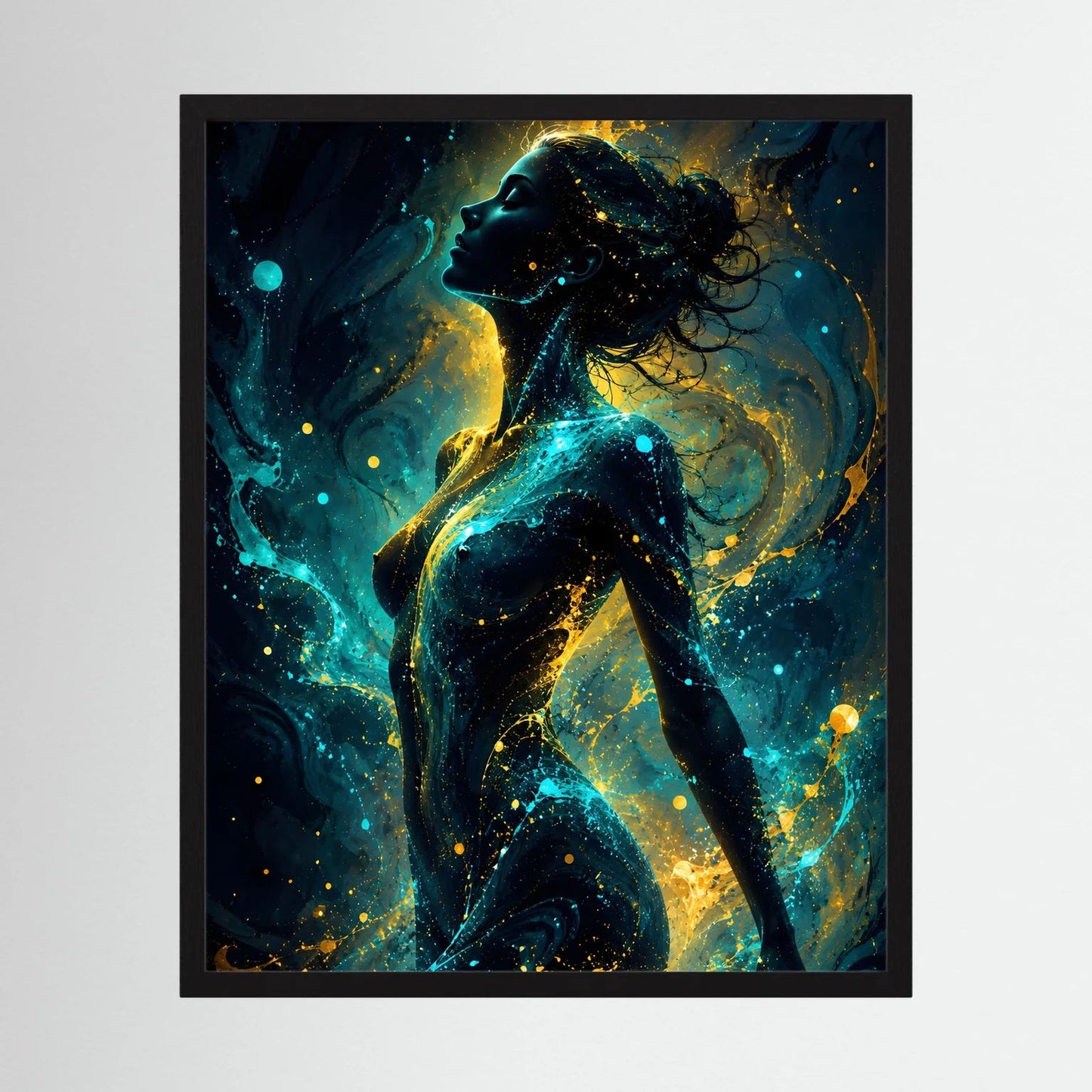 Poster mit abstrakter Silhouette einer Frau in Türkis und Gold, Hochformat, schwarz gerahmt