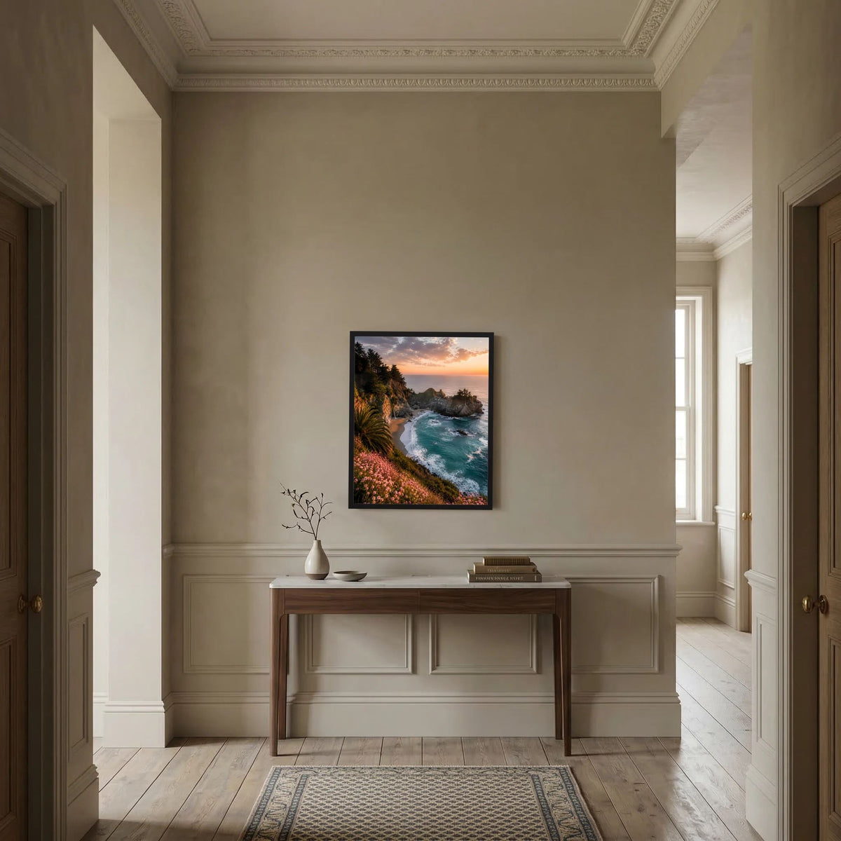 Gerahmtes Hochformat-Kunstposter mit Felsküste, türkisblauem Meer, Wellen und Blumen