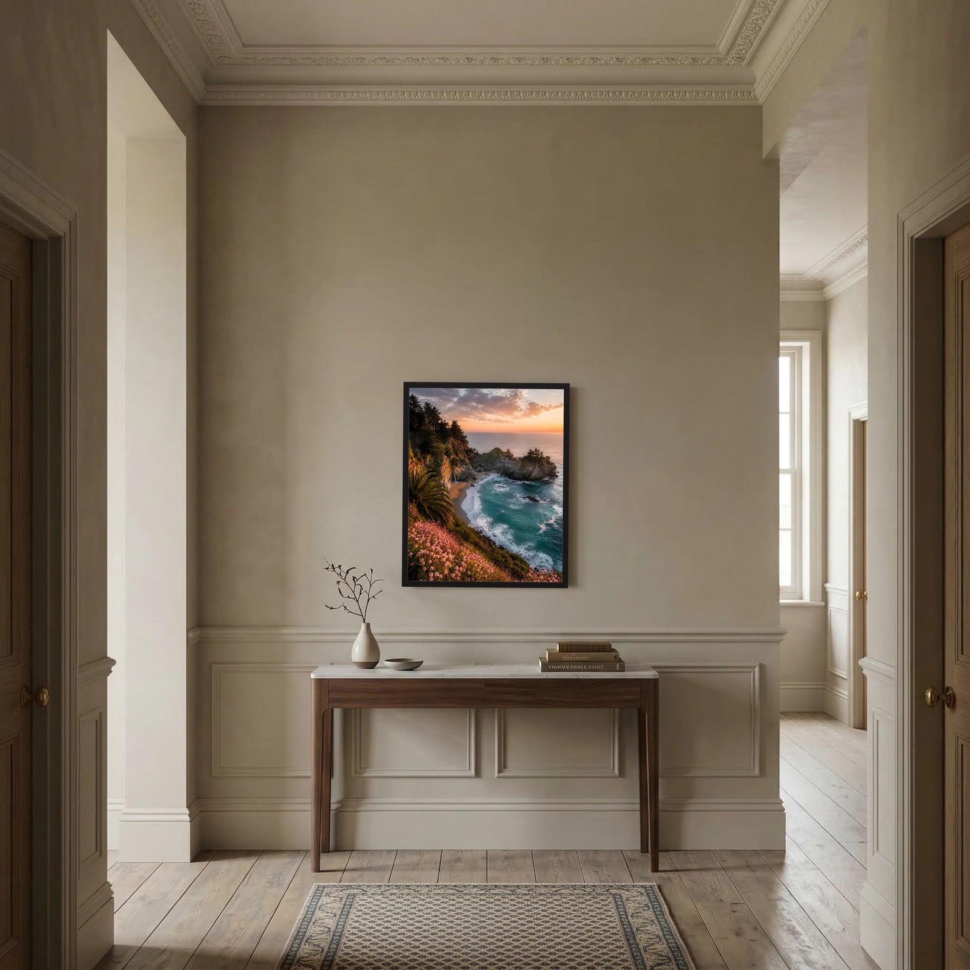 Gerahmtes Hochformat-Kunstposter mit Felsküste, türkisblauem Meer, Wellen und Blumen