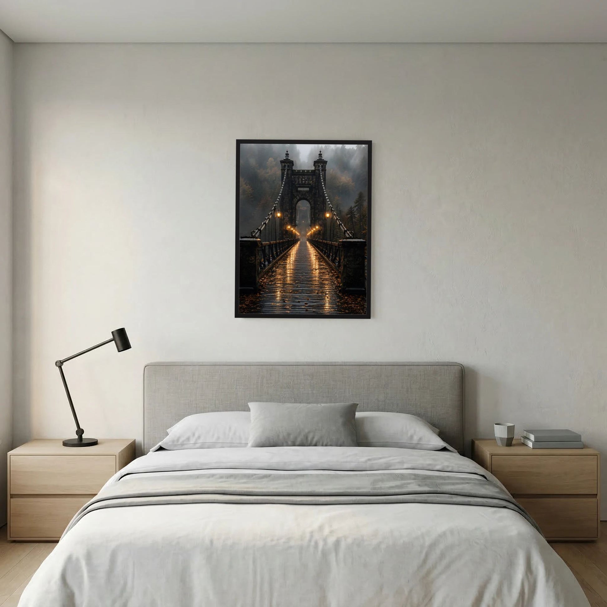 Poster mit Hängebrücke am Steg, Laternen beleuchten den Weg im Nebel