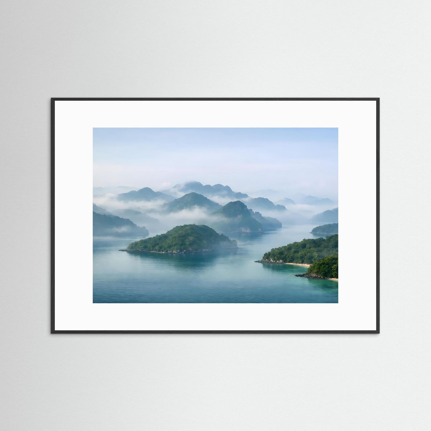 Poster mit Fjordlandschaft: schwarzer Rahmen mit weißem Passepartout, Wasser und Nebelberge