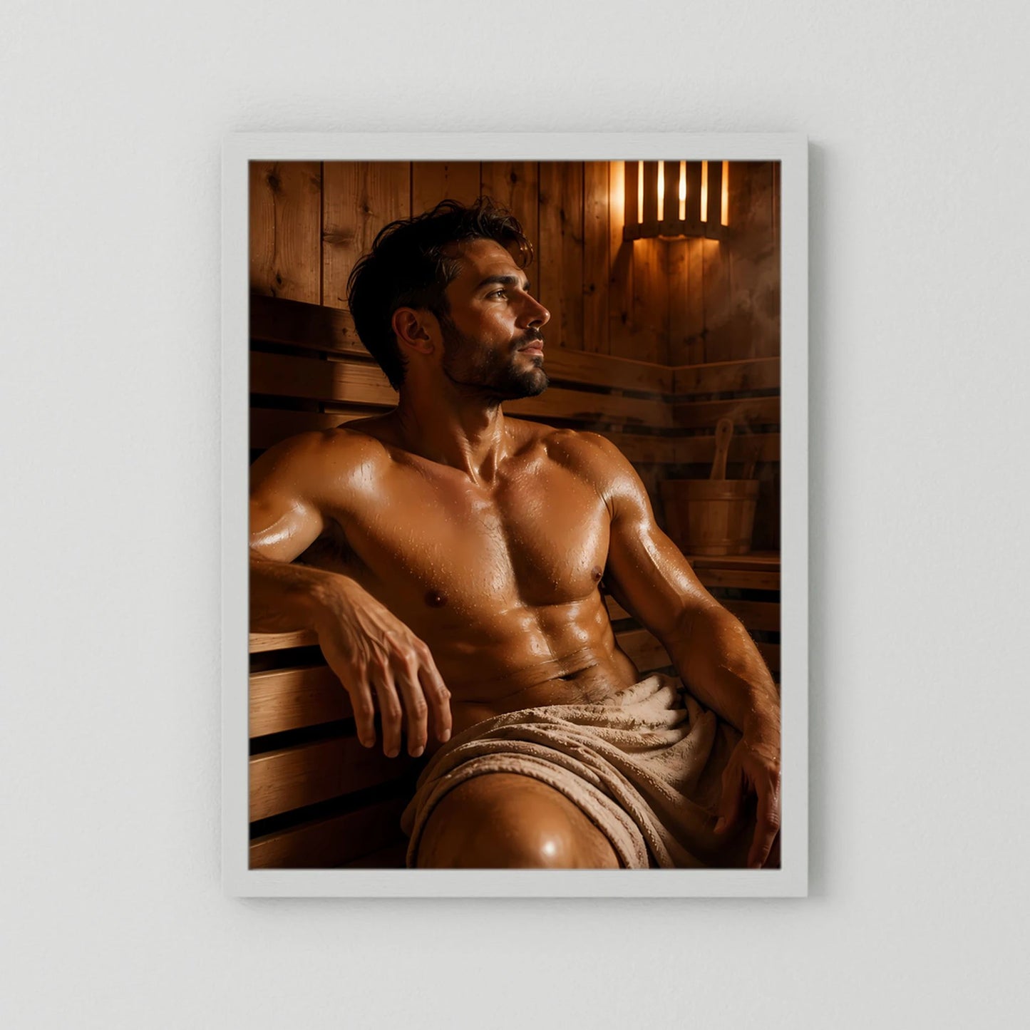 Sauna-Poster mit sitzendem Mann, weißer Rahmen, warmes Holzsauna-Motiv