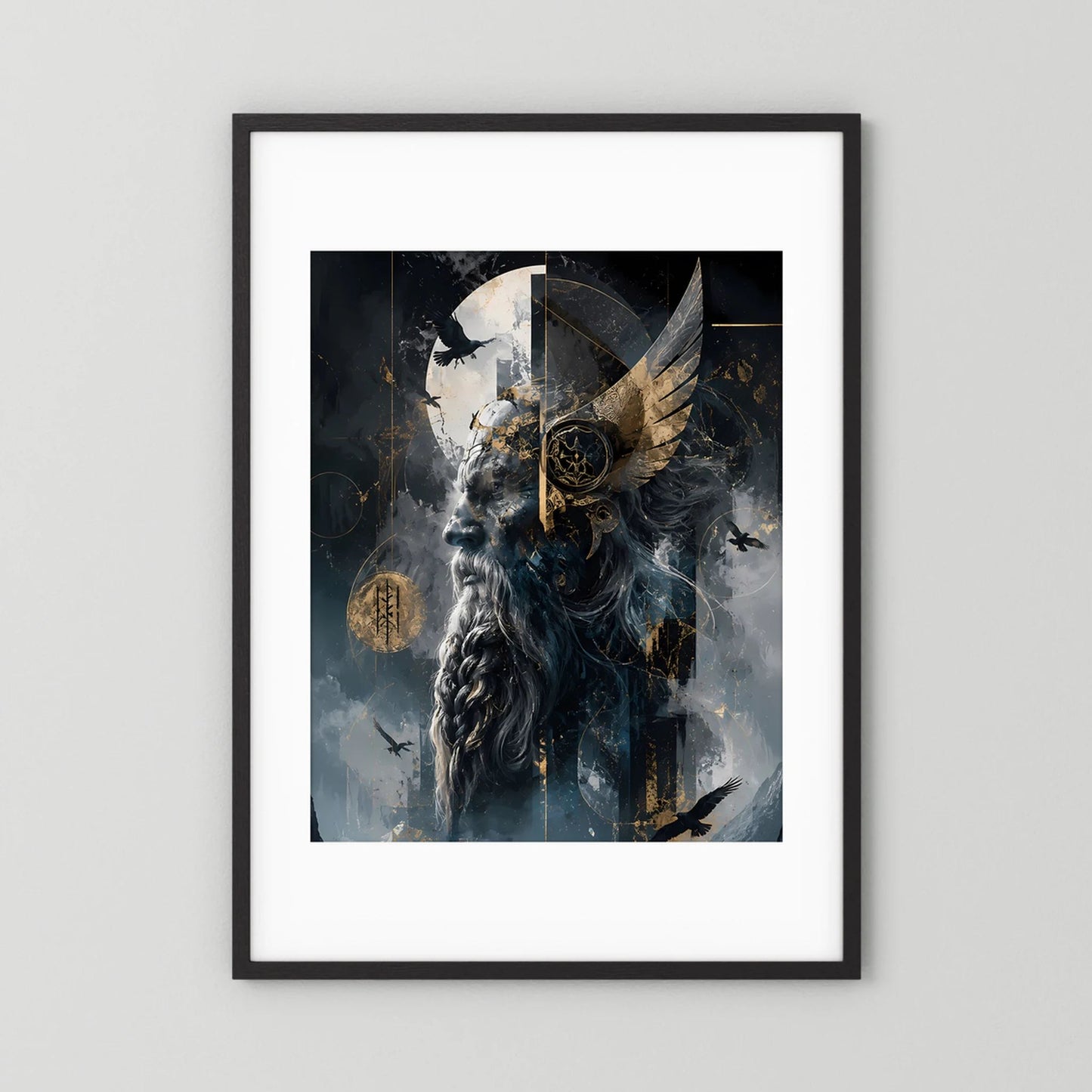 Hochformatiges Poster mit Wikingerkopf, Rabe und goldenen Symbolen, im schwarzen Bilderrahmen.