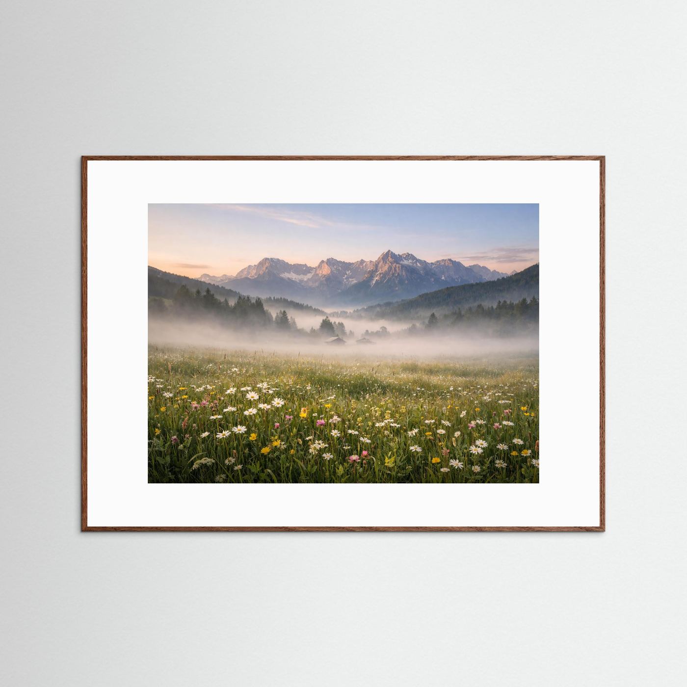 Naturposter mit Bergpanorama über Nebelwiese und Blumen im braunen Holzrahmen mit Rand