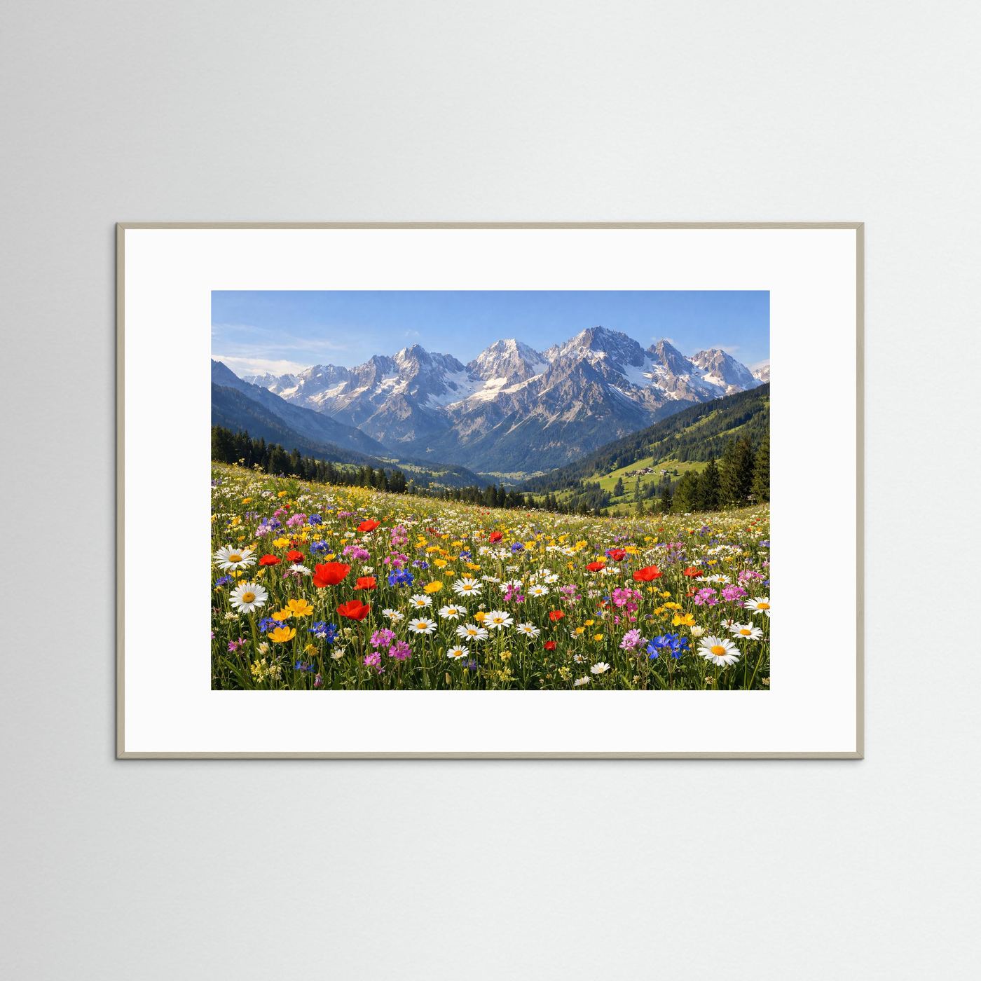 Poster mit Alpenwiese voller Blumen und Bergpanorama, helles Holzrahmen im Querformat