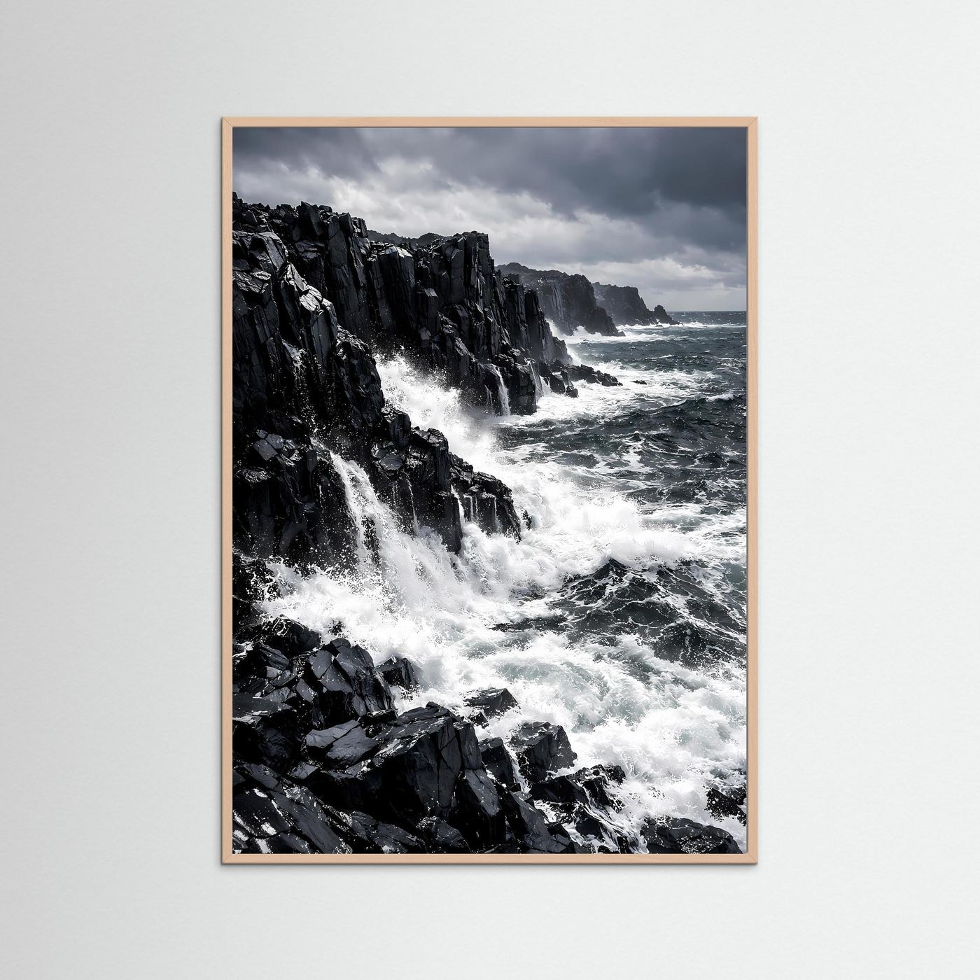 Wandbild-Poster mit mittelbraunem Holzrahmen, Klippenmeer mit weißem Schaum im Hochformat