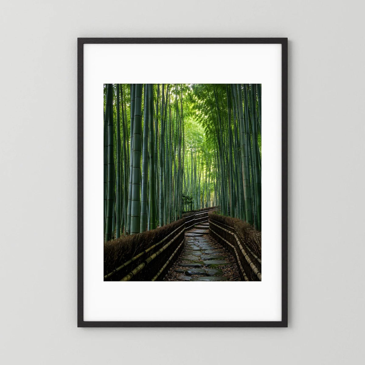 Hochformat-Poster mit Bambuswaldweg, schwarzer Rahmen und weißer Rand