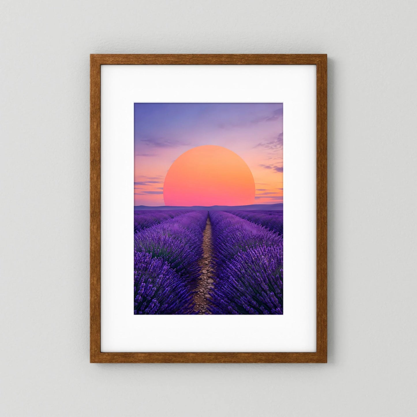 Hochformat-Poster im braunen Holzrahmen mit weißem Rand: lila Lavendelfeld, orangefarbene Sonne