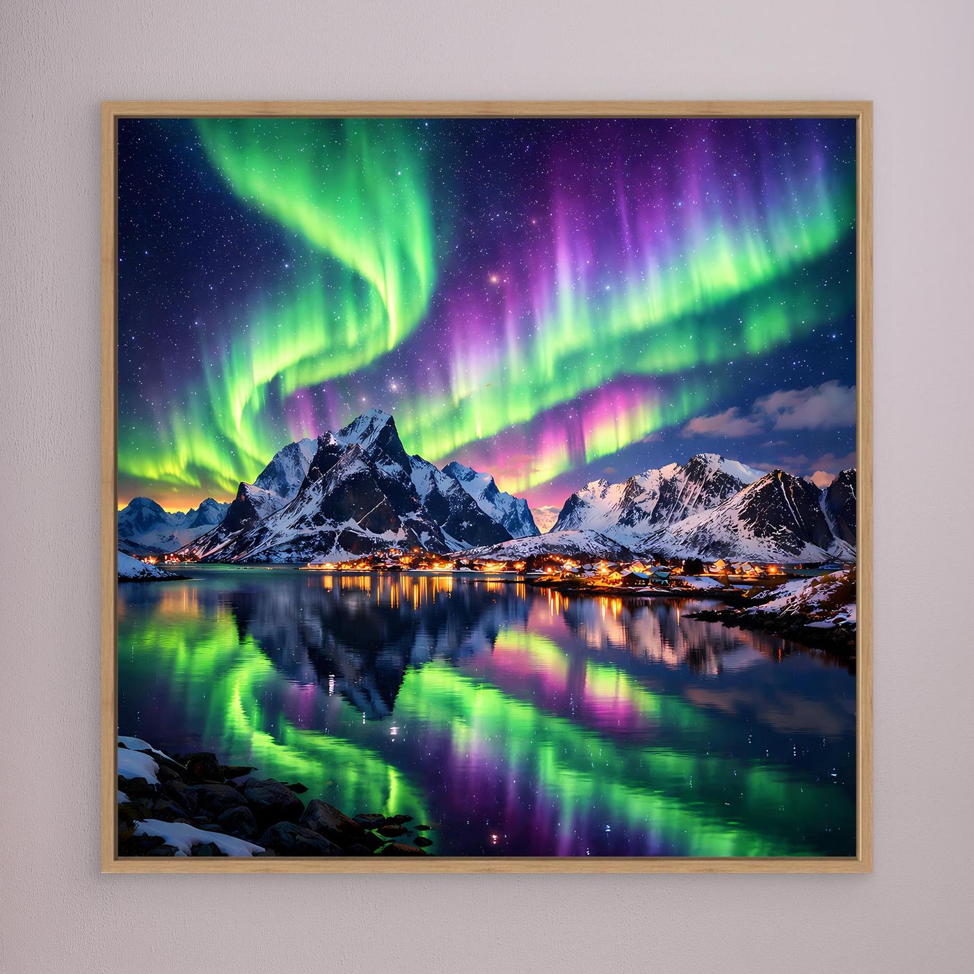 Leinwandbild mit Polarlicht (Grün/Lila), Bergpanorama und Spiegelung im Wasser, Eichenrahmen