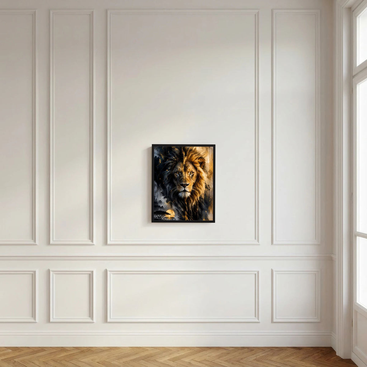 Gerahmtes Löwen-Poster in Schwarz und Gold an heller Paneelwand