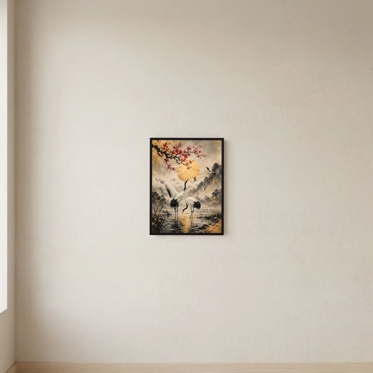 Gerahmtes Poster mit Kranichen in dunkler Berglandschaft, goldene Sonne und rote Blüten