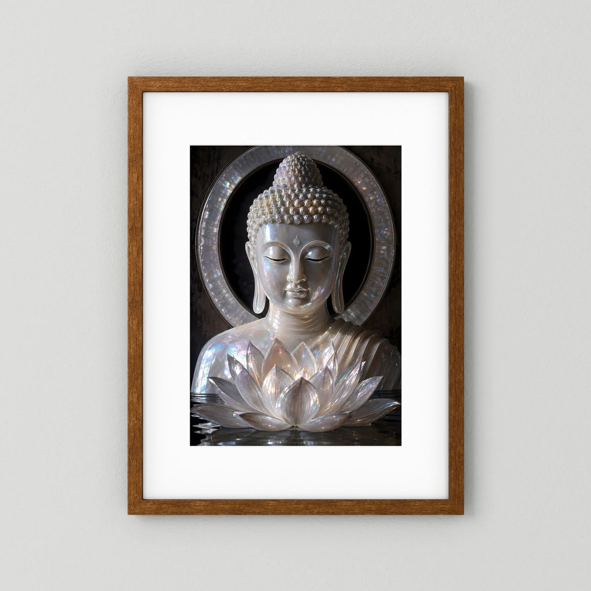 Wandposter im Holzrahmen: silberner Buddha mit Lotusblüten im Kreis, Hochformat