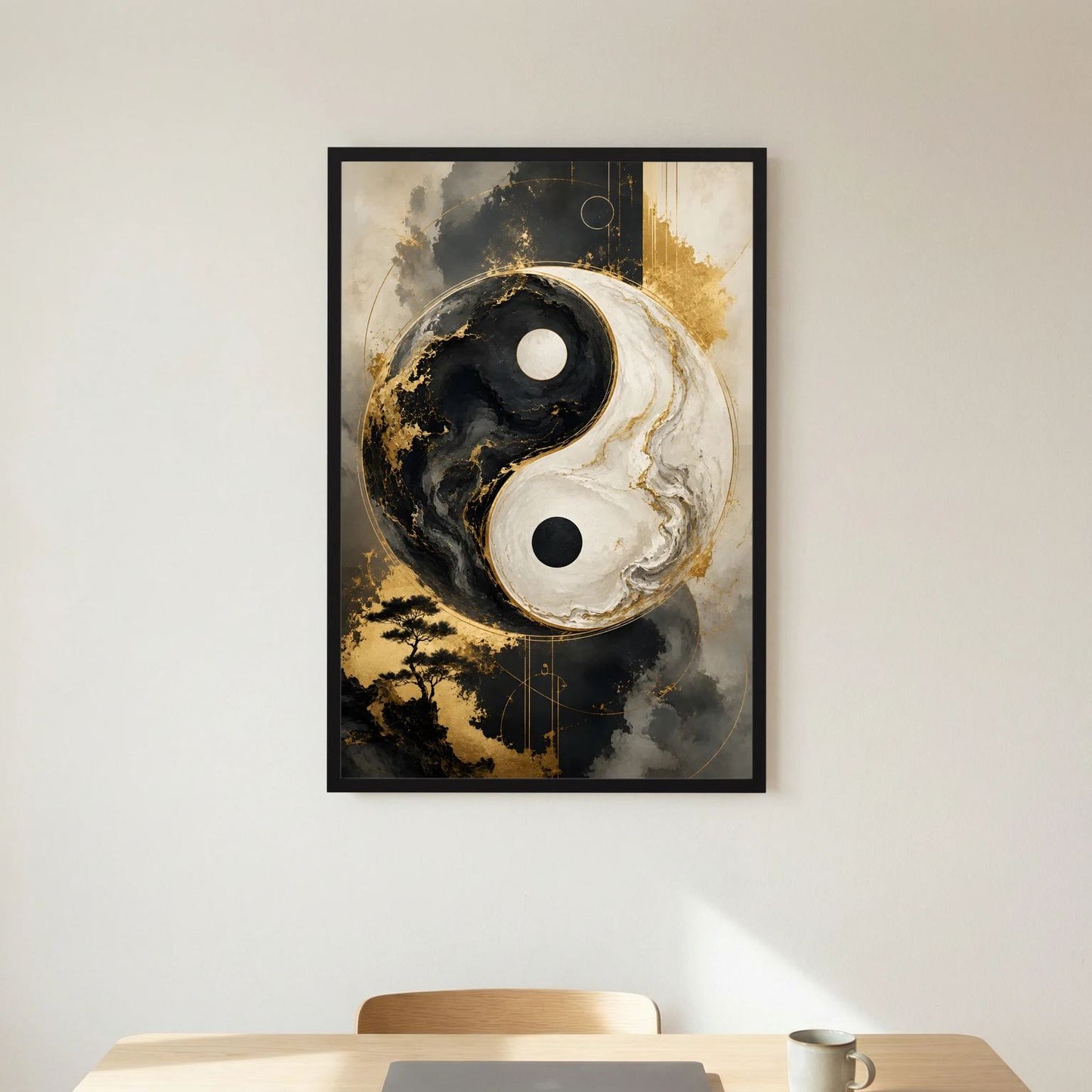 Wandbild im Hochformat mit Yin-Yang-Motiv in Schwarz, Weiß und Gold, schwarzer Rahmen