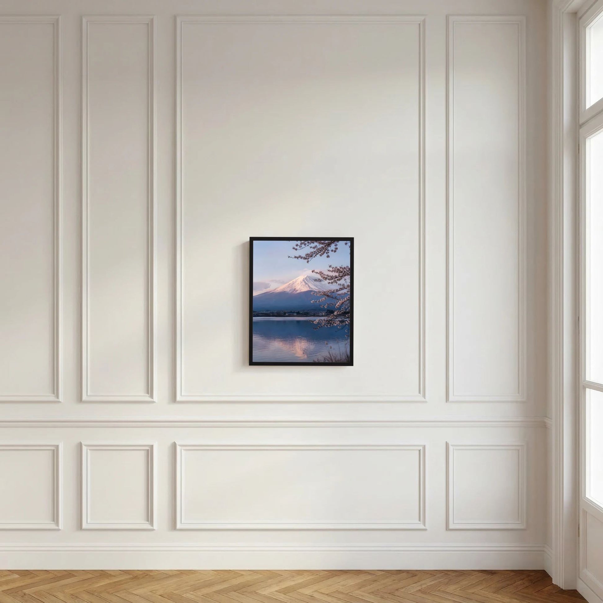 Gerahmtes Hochformat-Kunstposter: Berg bei Dämmerung, Kirschblüten am See