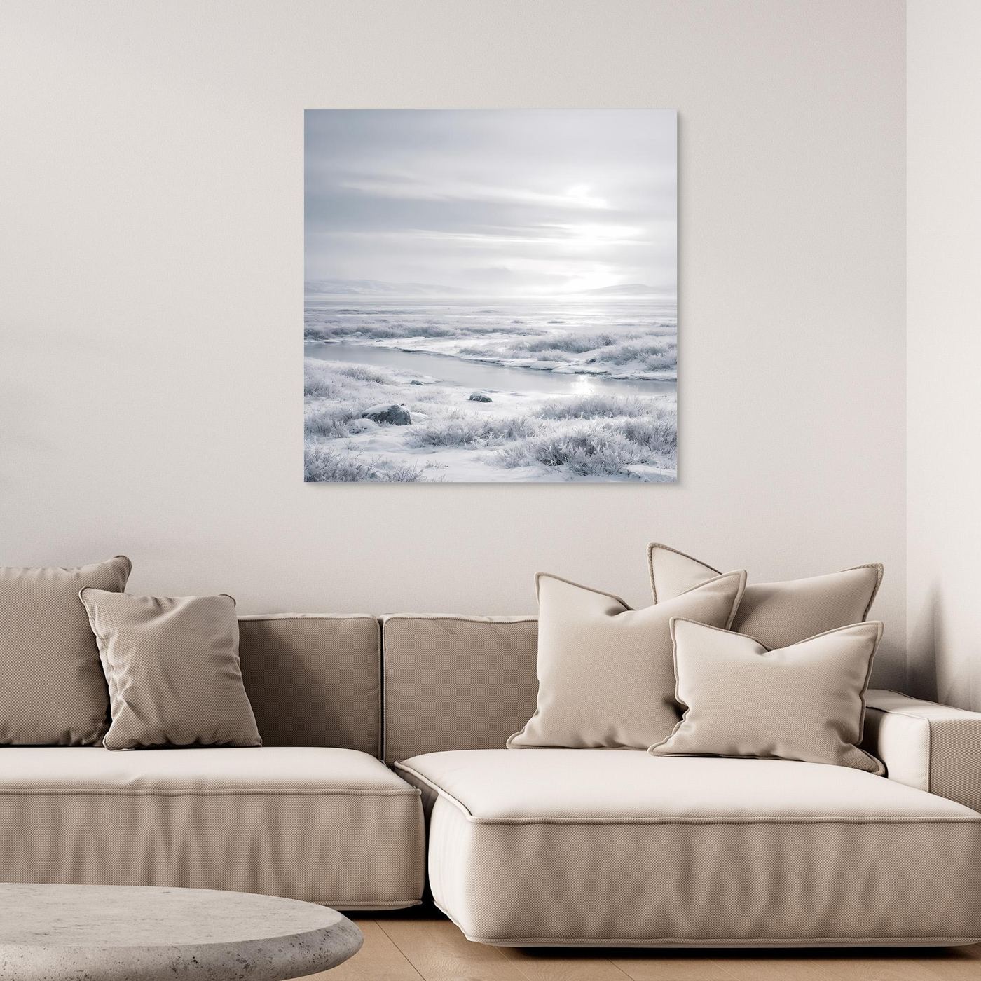 Gëframtes Leinwandbild mit winterlicher Landschaft in Weiß und Grau